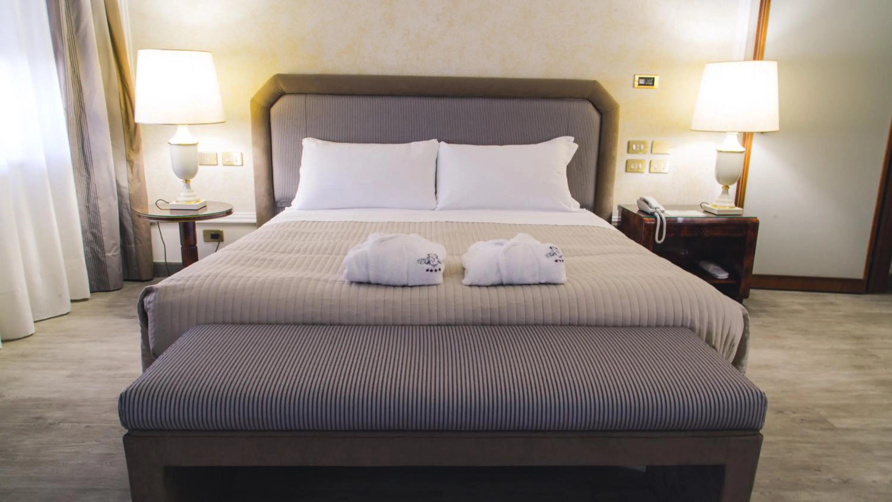 Bedroom, Bed in Grand Hotel Excelsior