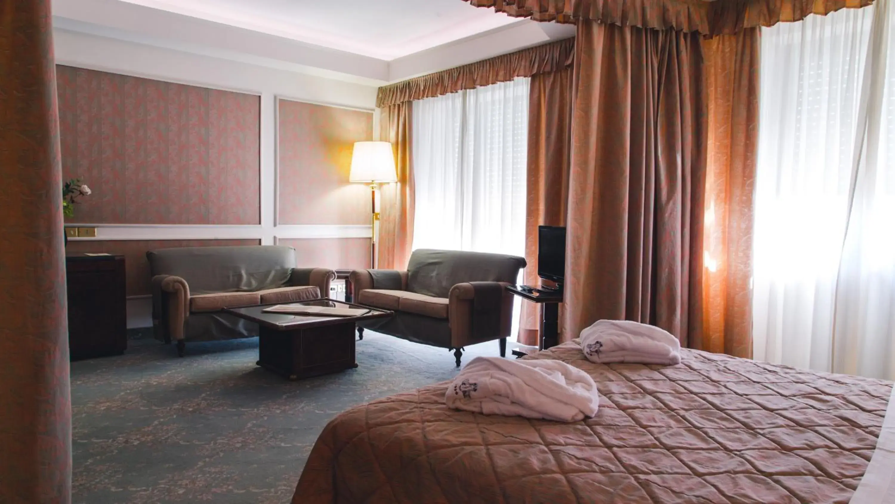 Bed in Grand Hotel Excelsior Bed in Grand Hotel Excelsior