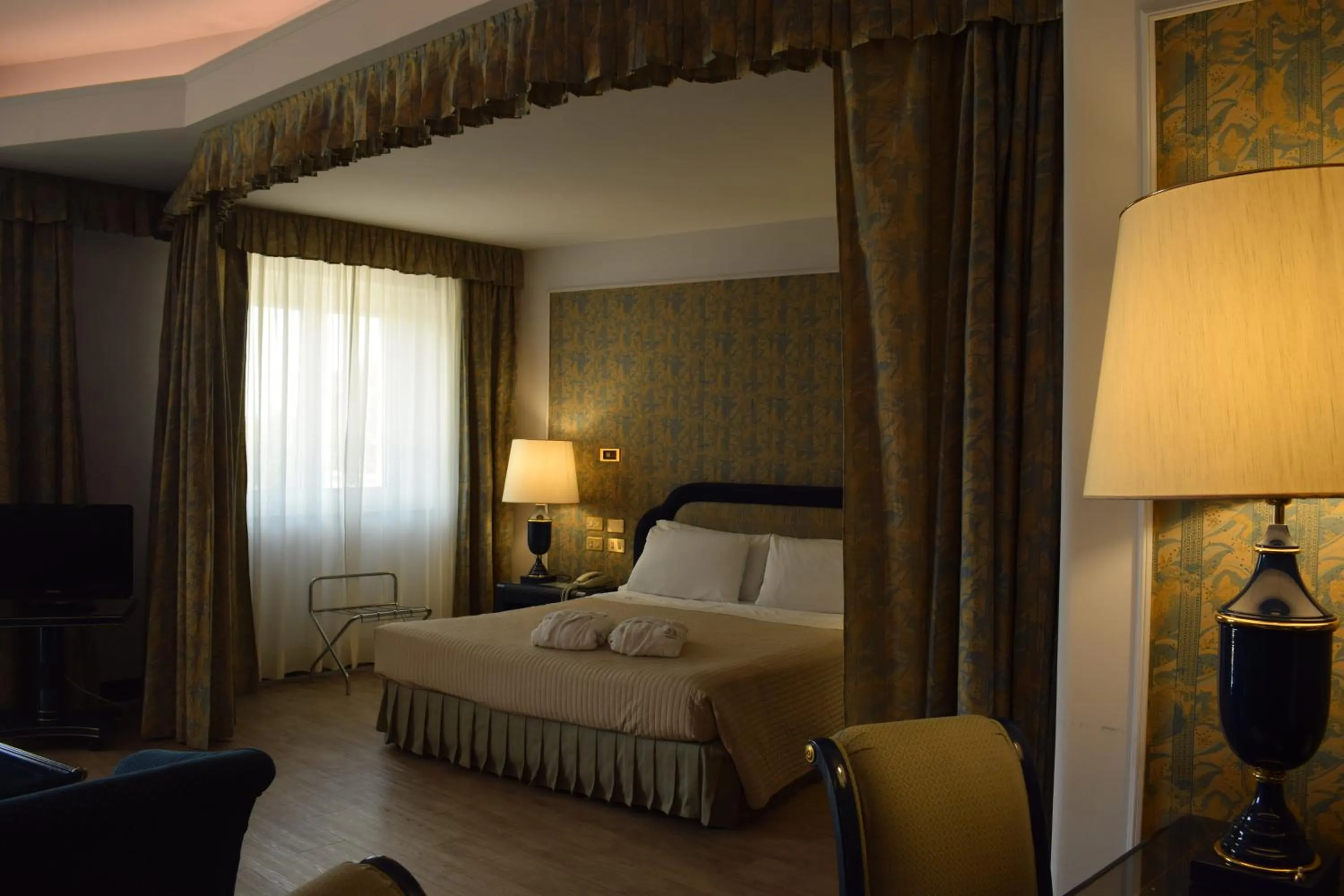 Bedroom, Bed in Grand Hotel Excelsior