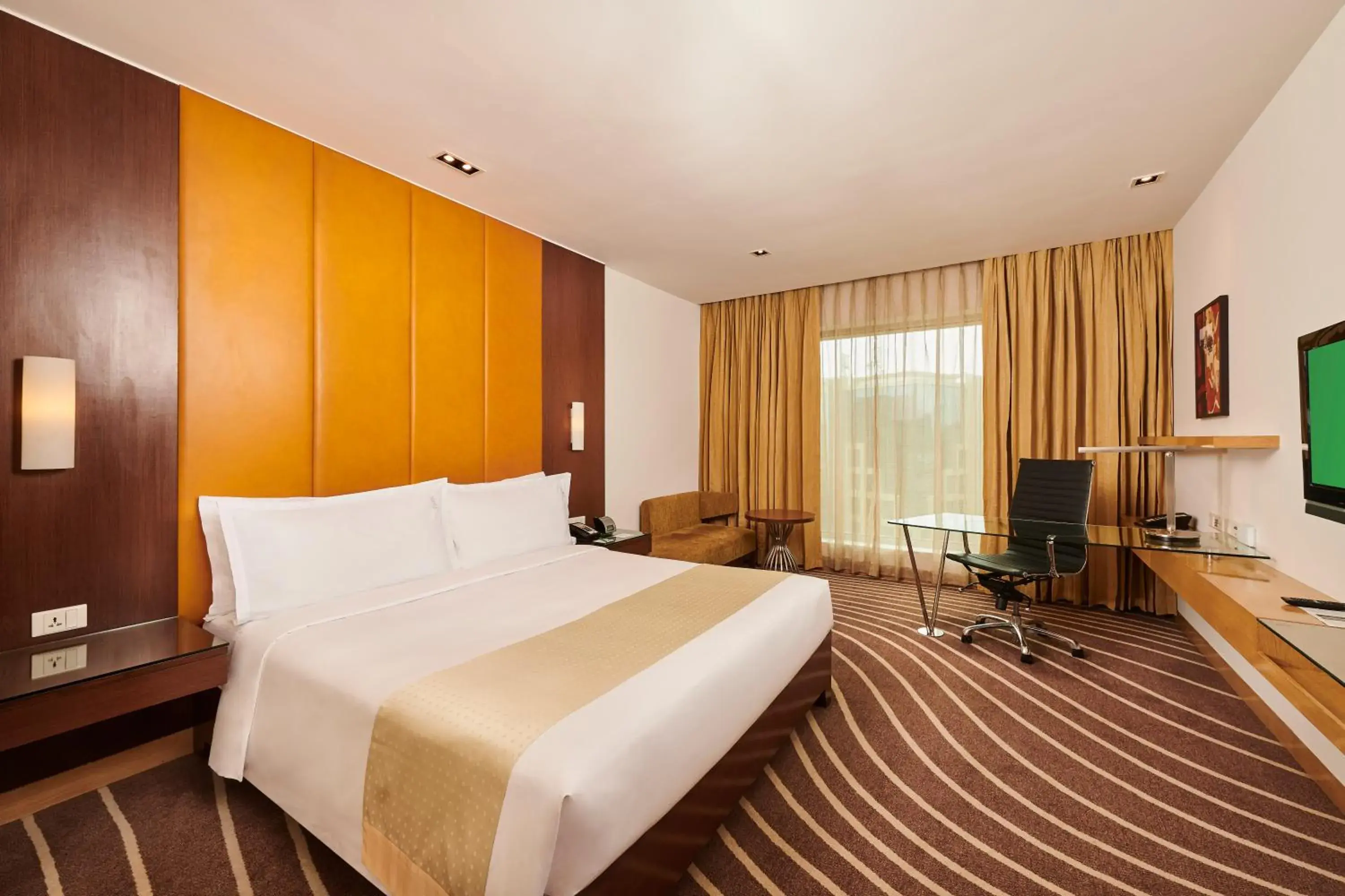Premium King Room with Lounge Access - Smoking in Holiday Inn Mumbai International Airport by IHG Premium King Room with Lounge Access - Smoking in Holiday Inn Mumbai International Airport by IHG