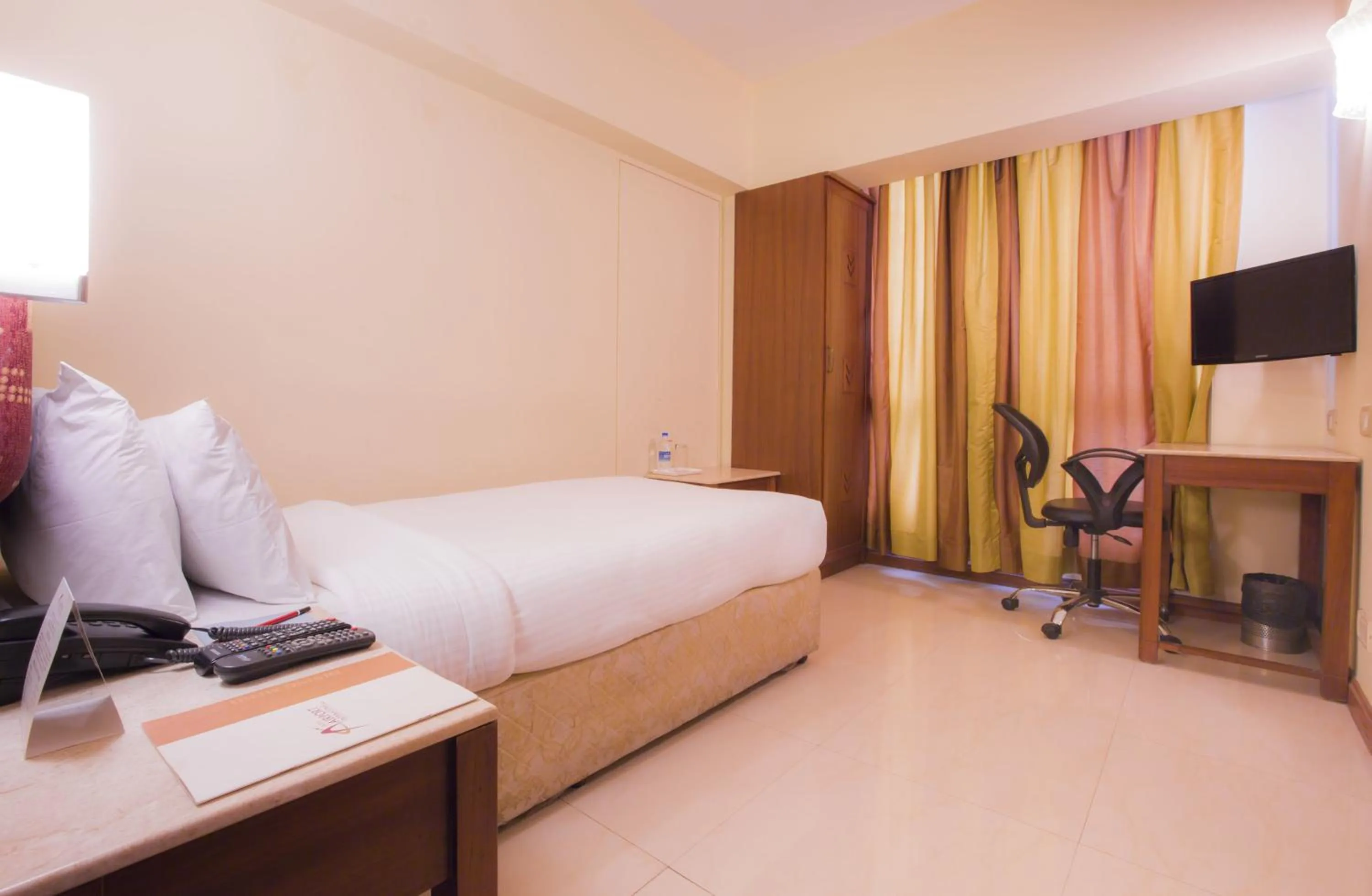 Street view, Bed in Hotel Airport International Mumbai
