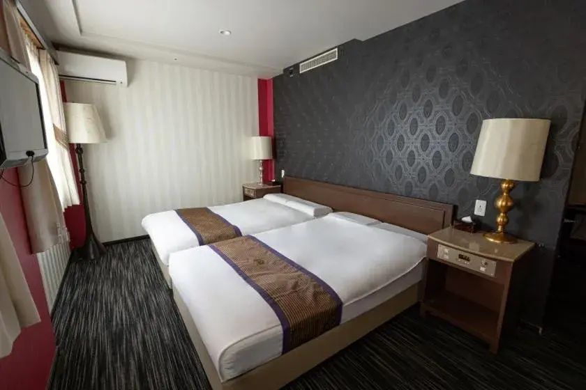 Bed in New Osaka Hotel Shinsaibashi Bed in New Osaka Hotel Shinsaibashi