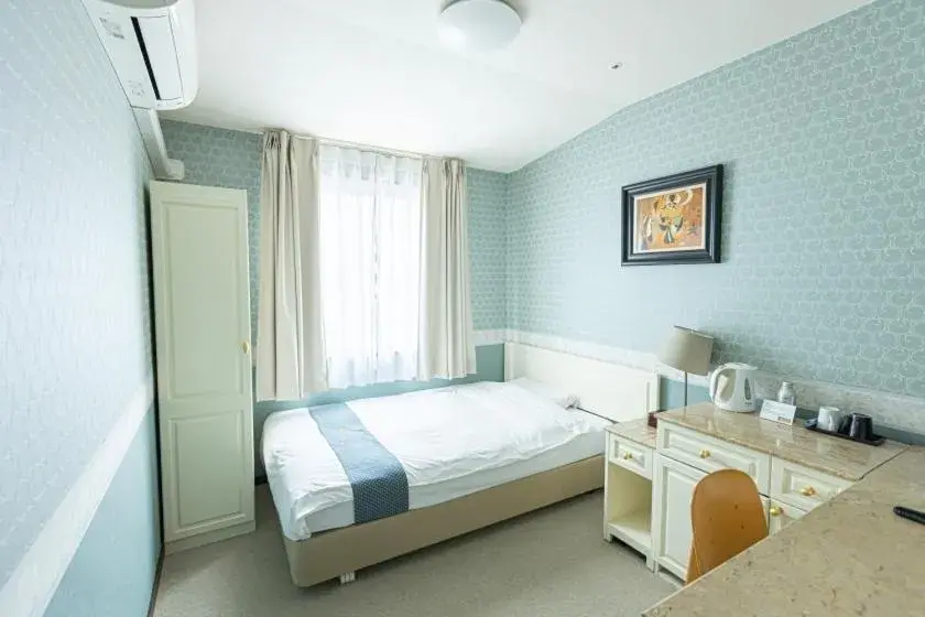 Bed in New Osaka Hotel Shinsaibashi Bed in New Osaka Hotel Shinsaibashi