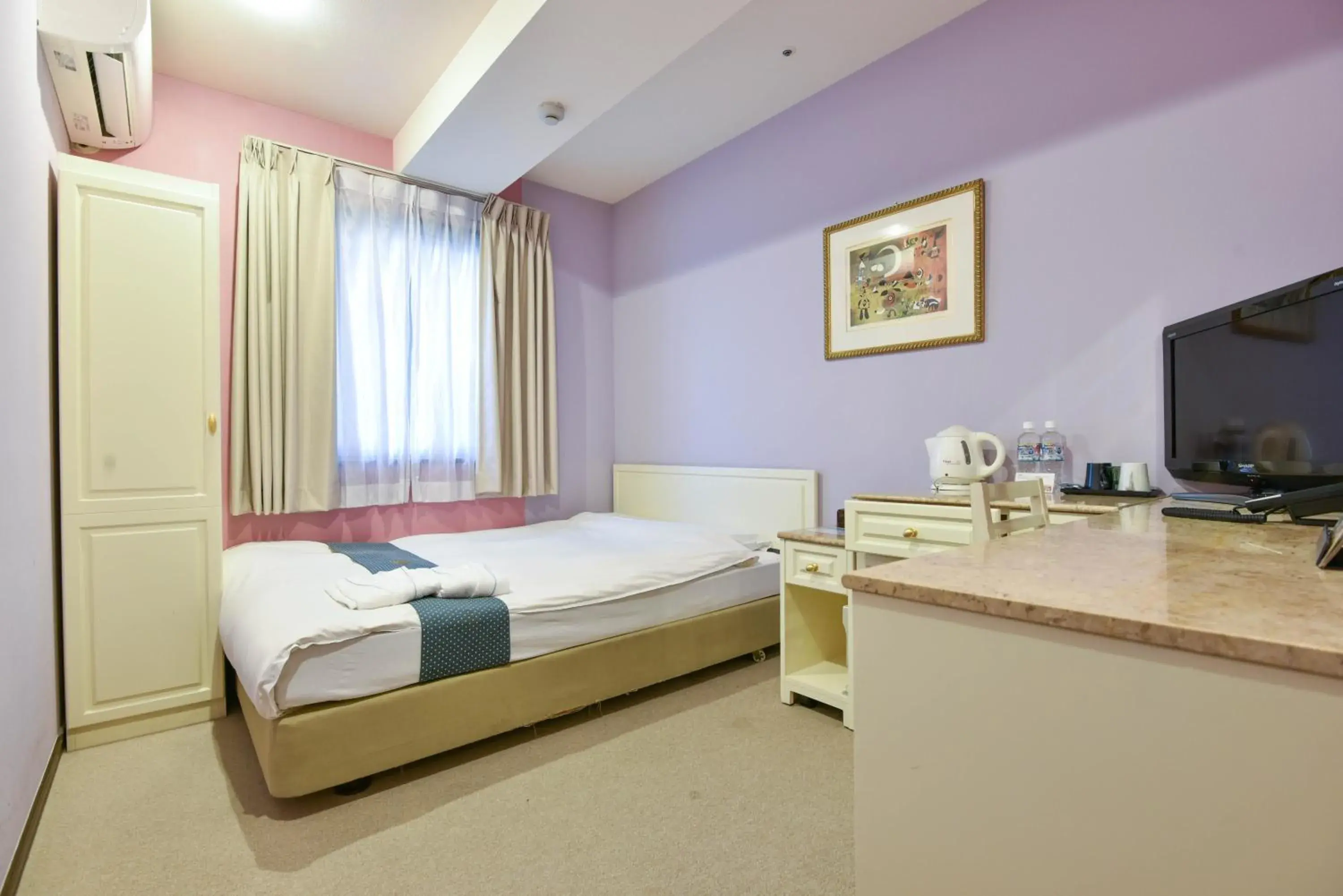 Bed in New Osaka Hotel Shinsaibashi Bed in New Osaka Hotel Shinsaibashi