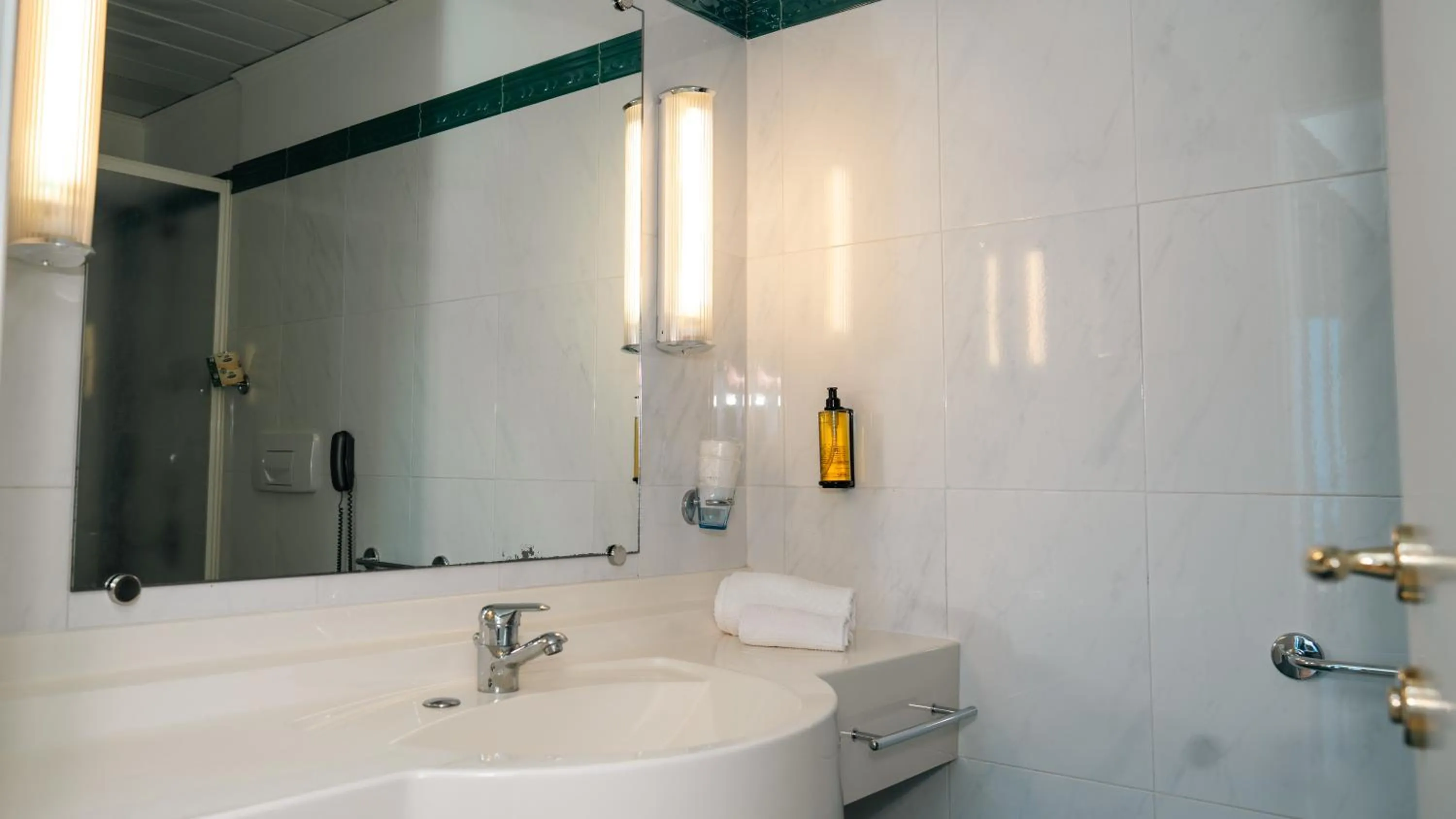 Shower in Altafiumara Resort & Spa