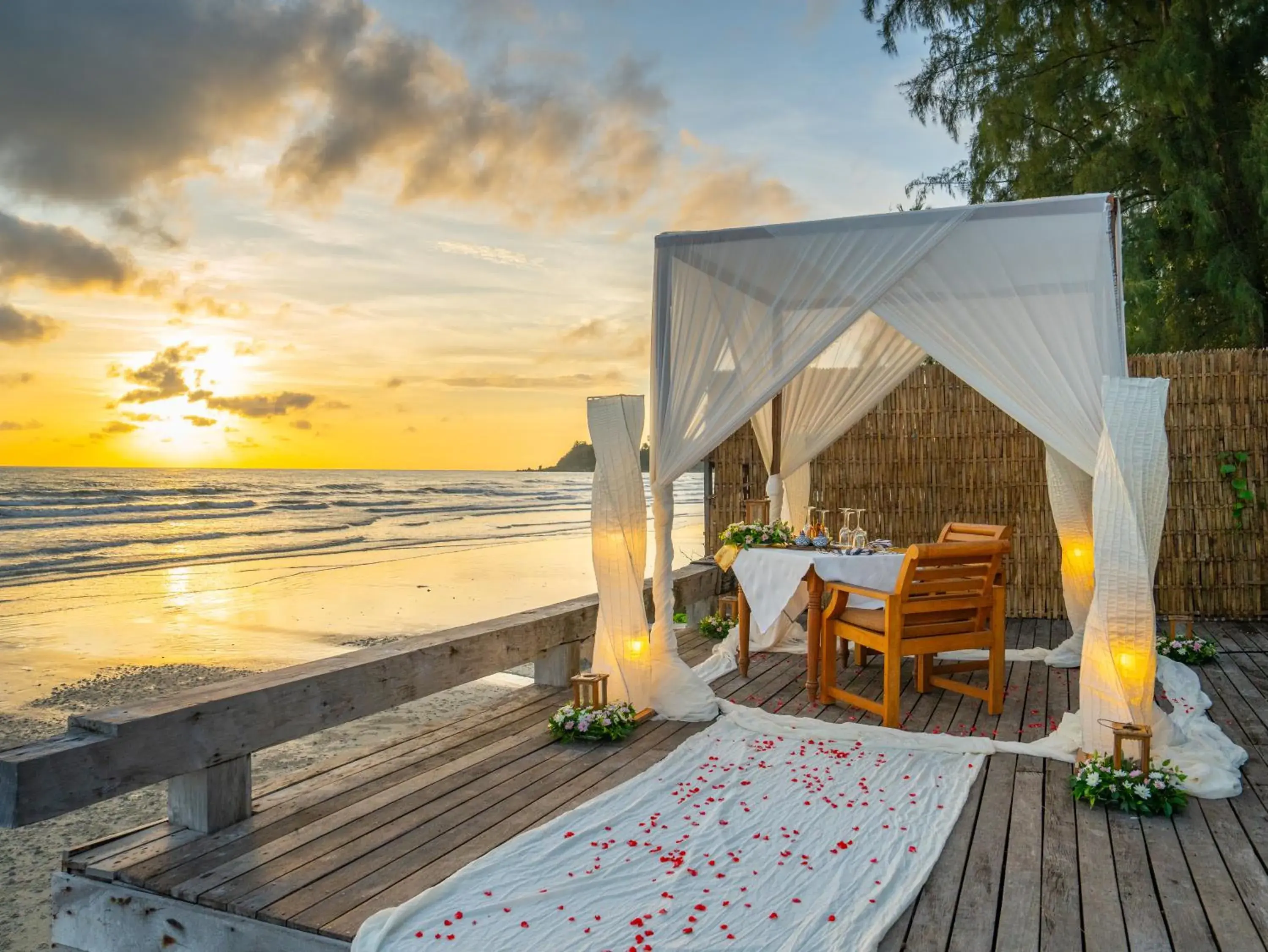 Restaurant/places to eat in Santhiya Koh Chang Resort Restaurant/places to eat in Santhiya Koh Chang Resort