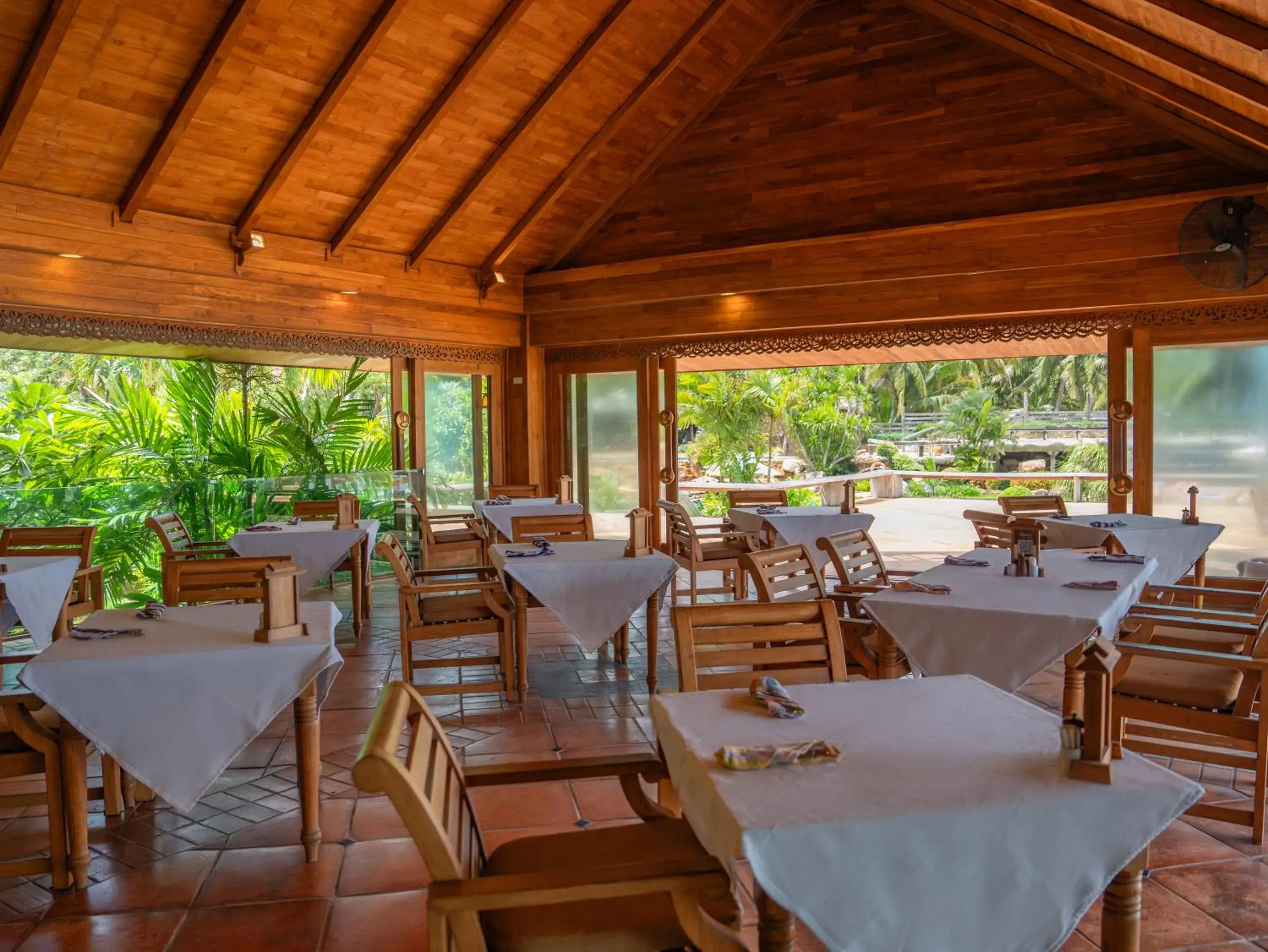 Restaurant/places to eat in Santhiya Koh Chang Resort Restaurant/places to eat in Santhiya Koh Chang Resort