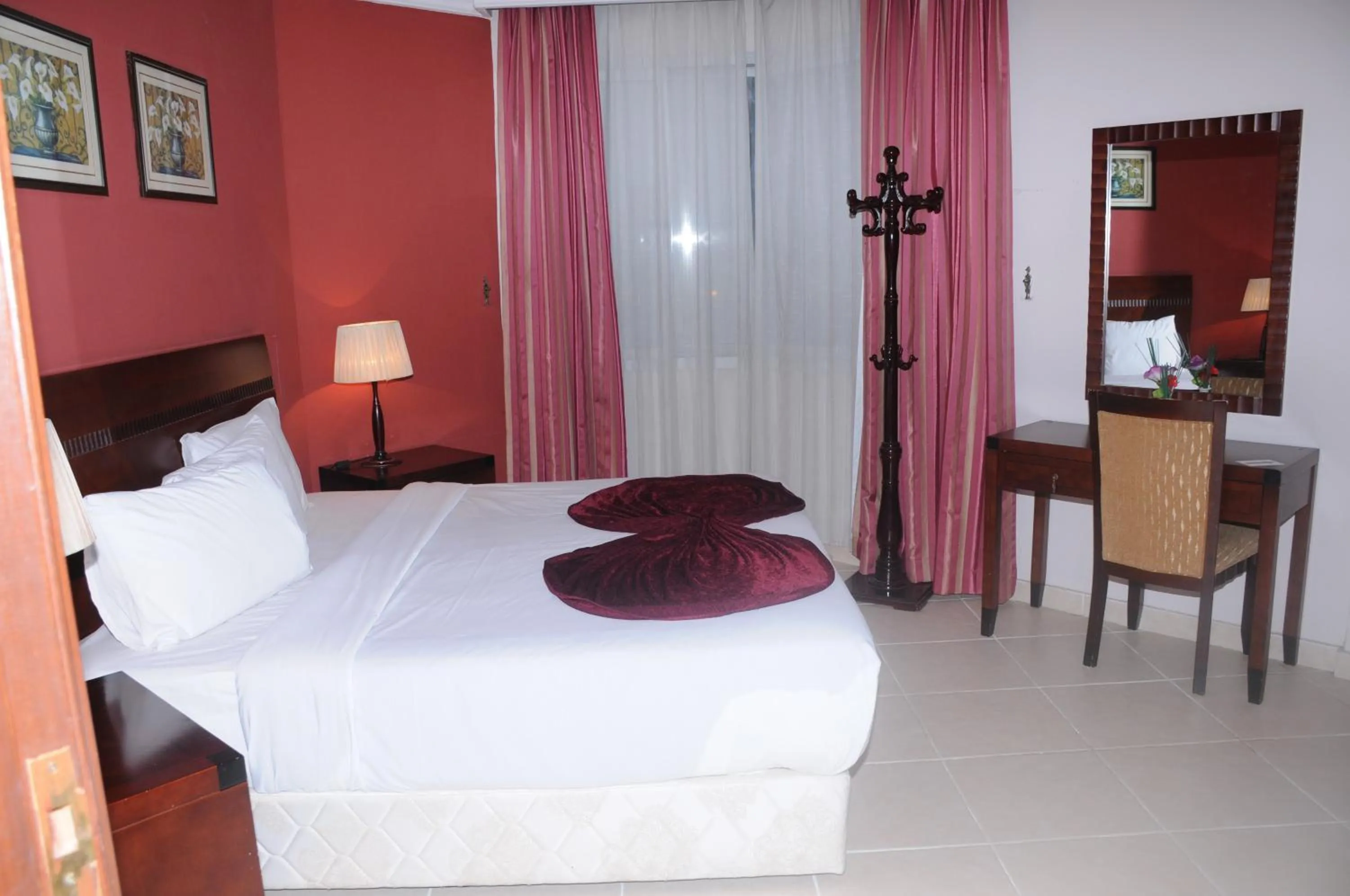 Bedroom, Bed in Continental Suite farwaniya