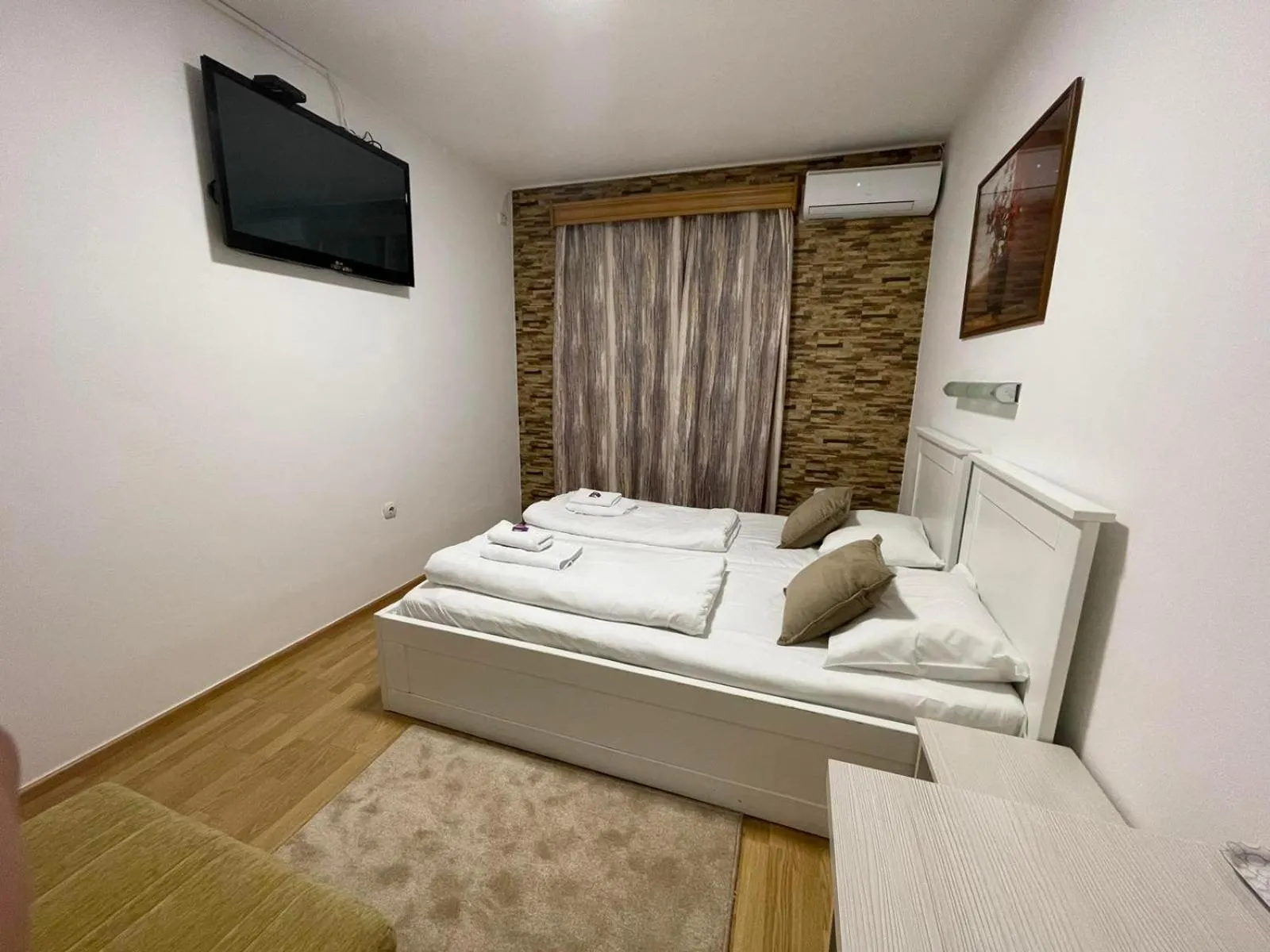 Text overlay, Bed in Hotel Galia