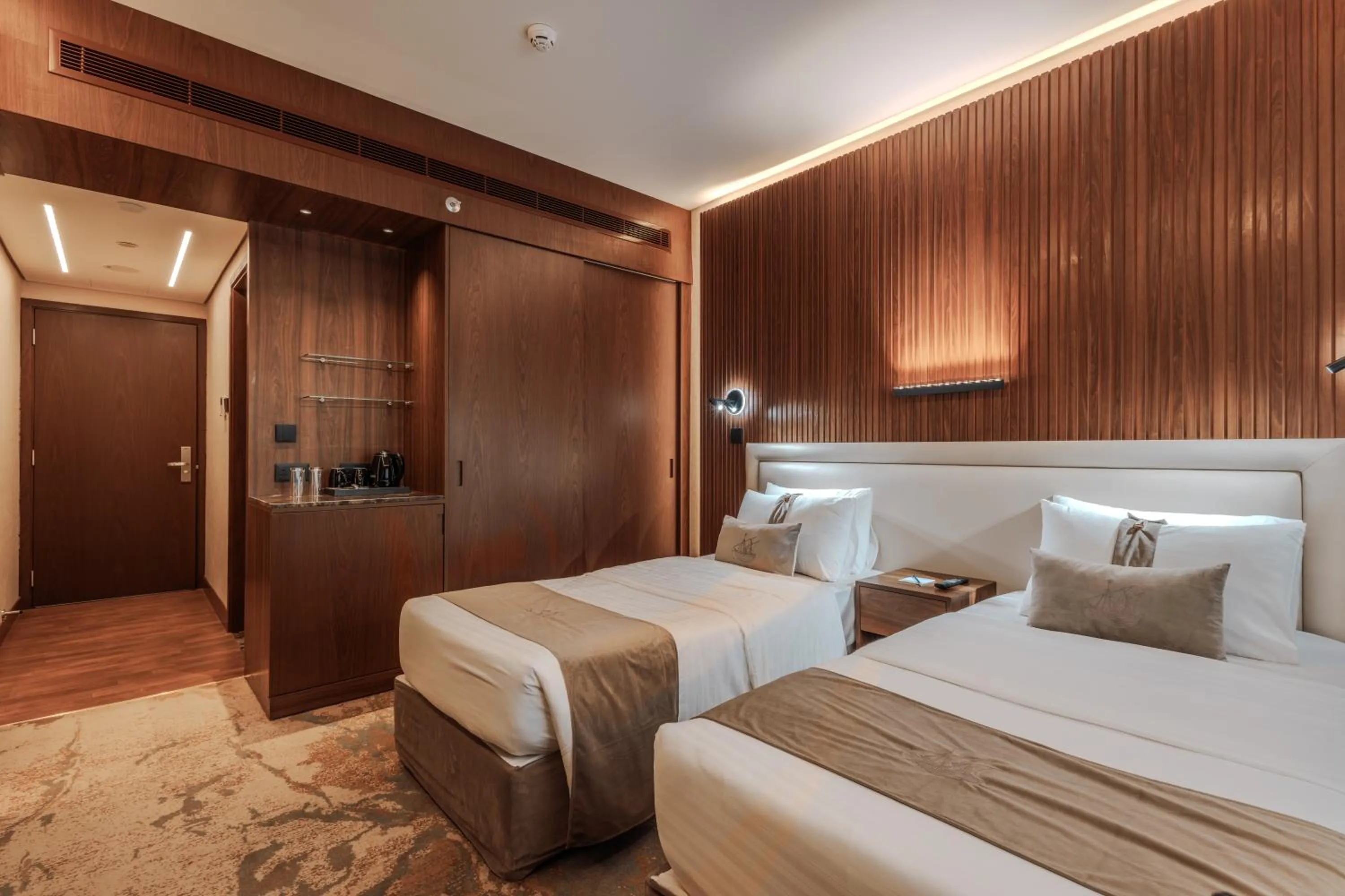 Bedroom, Bed in Kuwait Continental Hotel