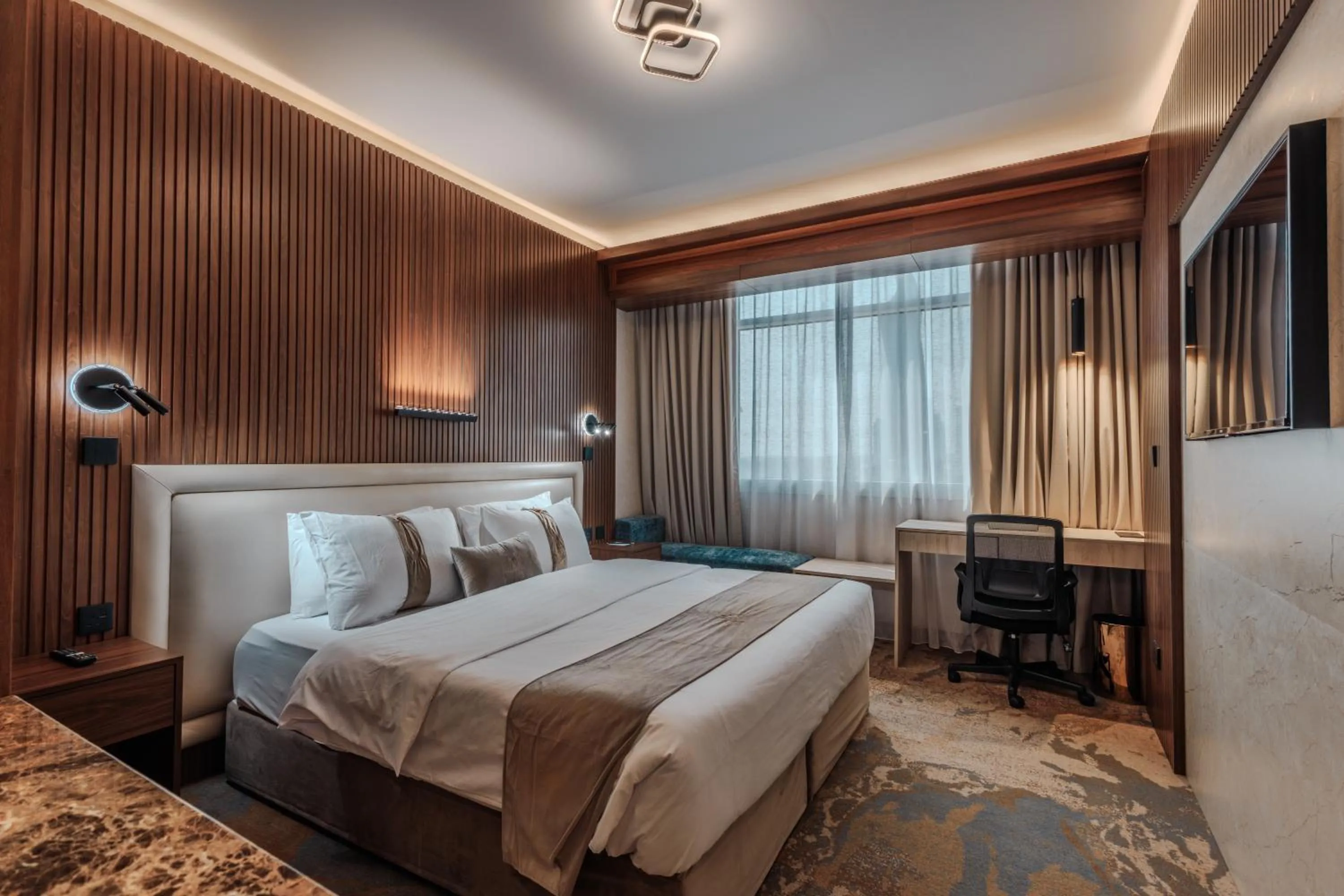 Bedroom, Bed in Kuwait Continental Hotel