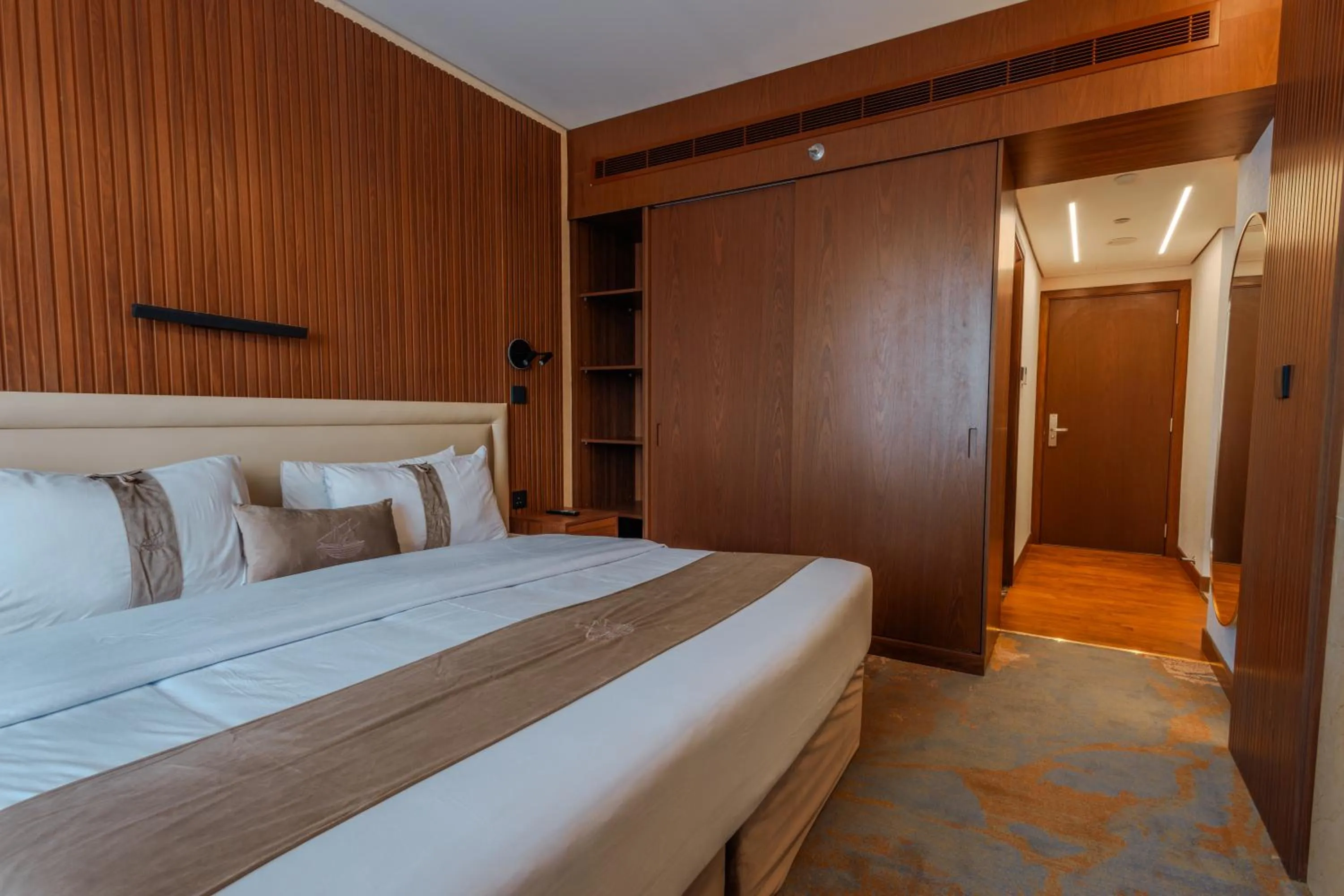 Bedroom, Bed in Kuwait Continental Hotel