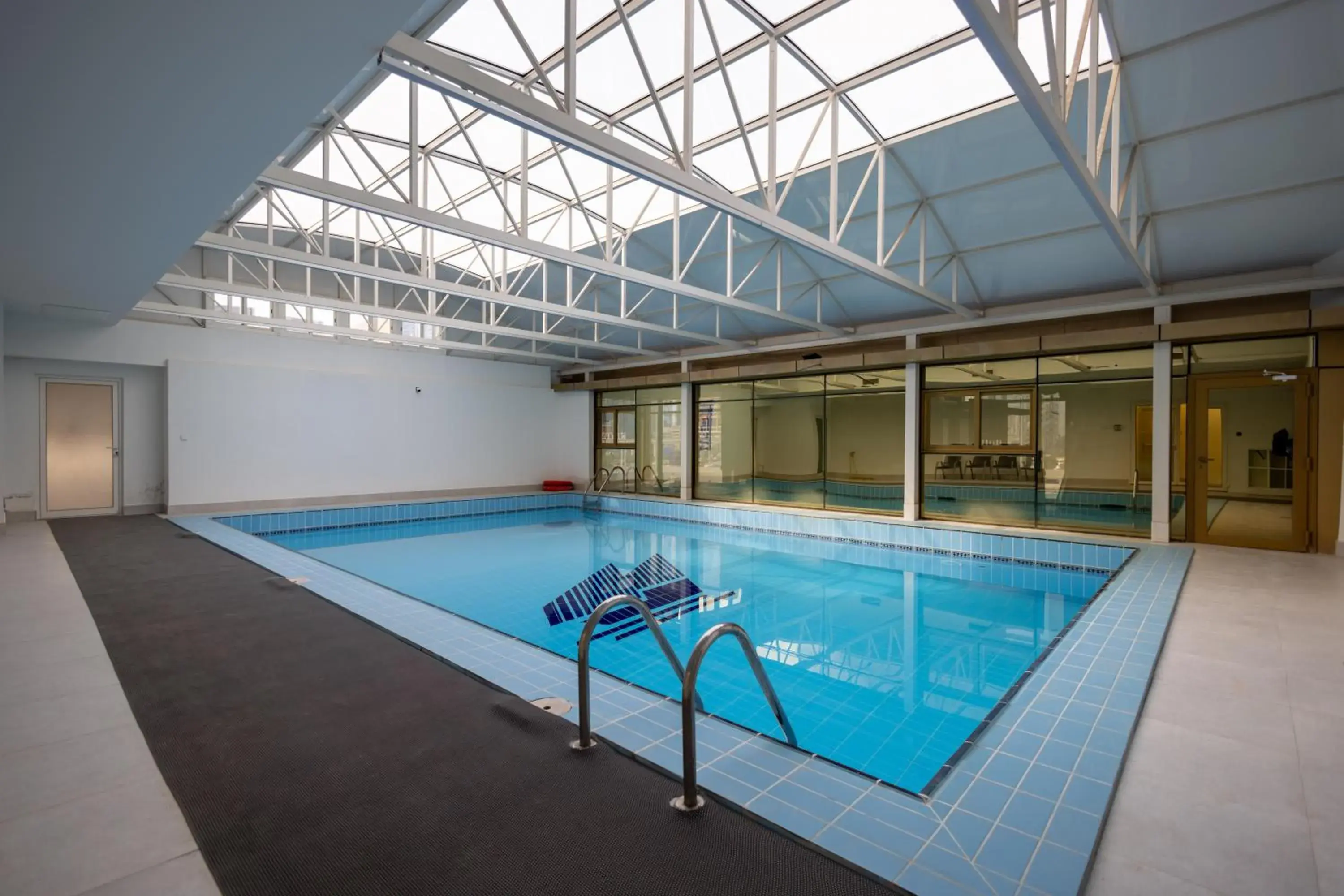 Swimming pool in Kuwait Continental Hotel Swimming pool in Kuwait Continental Hotel