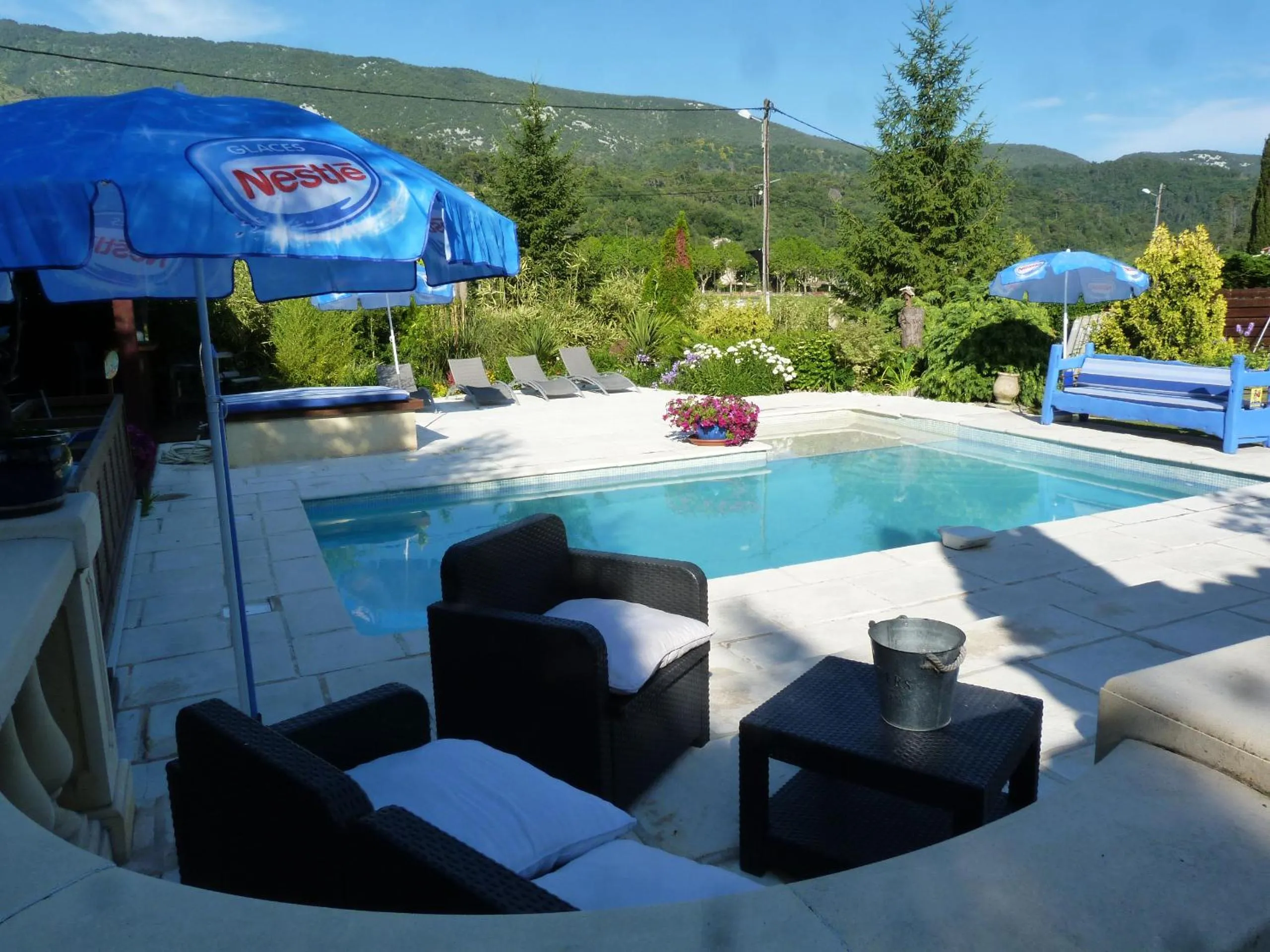 Swimming pool in Les Bambous B&B