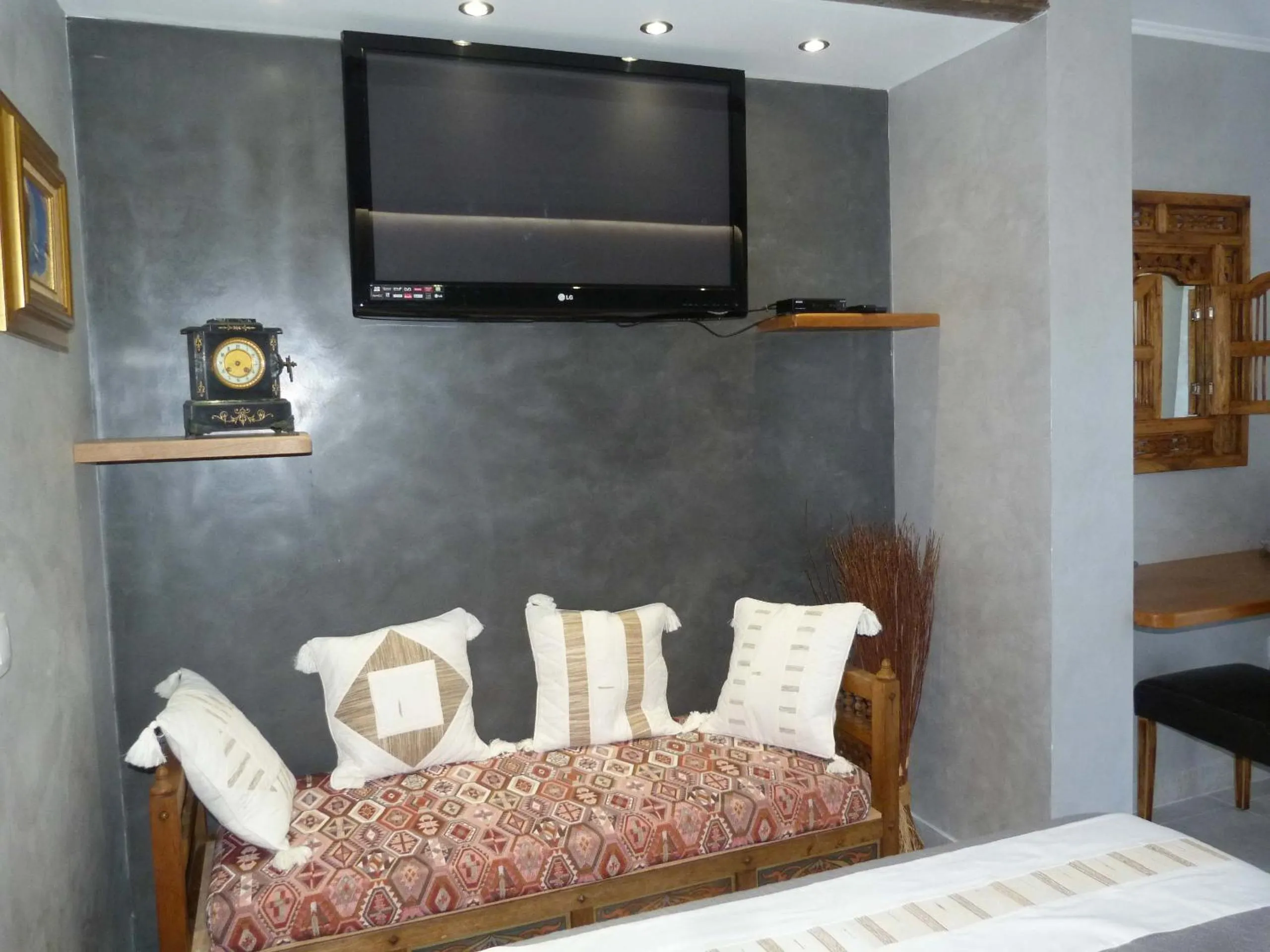 Decorative detail, Bed in Les Bambous B&B