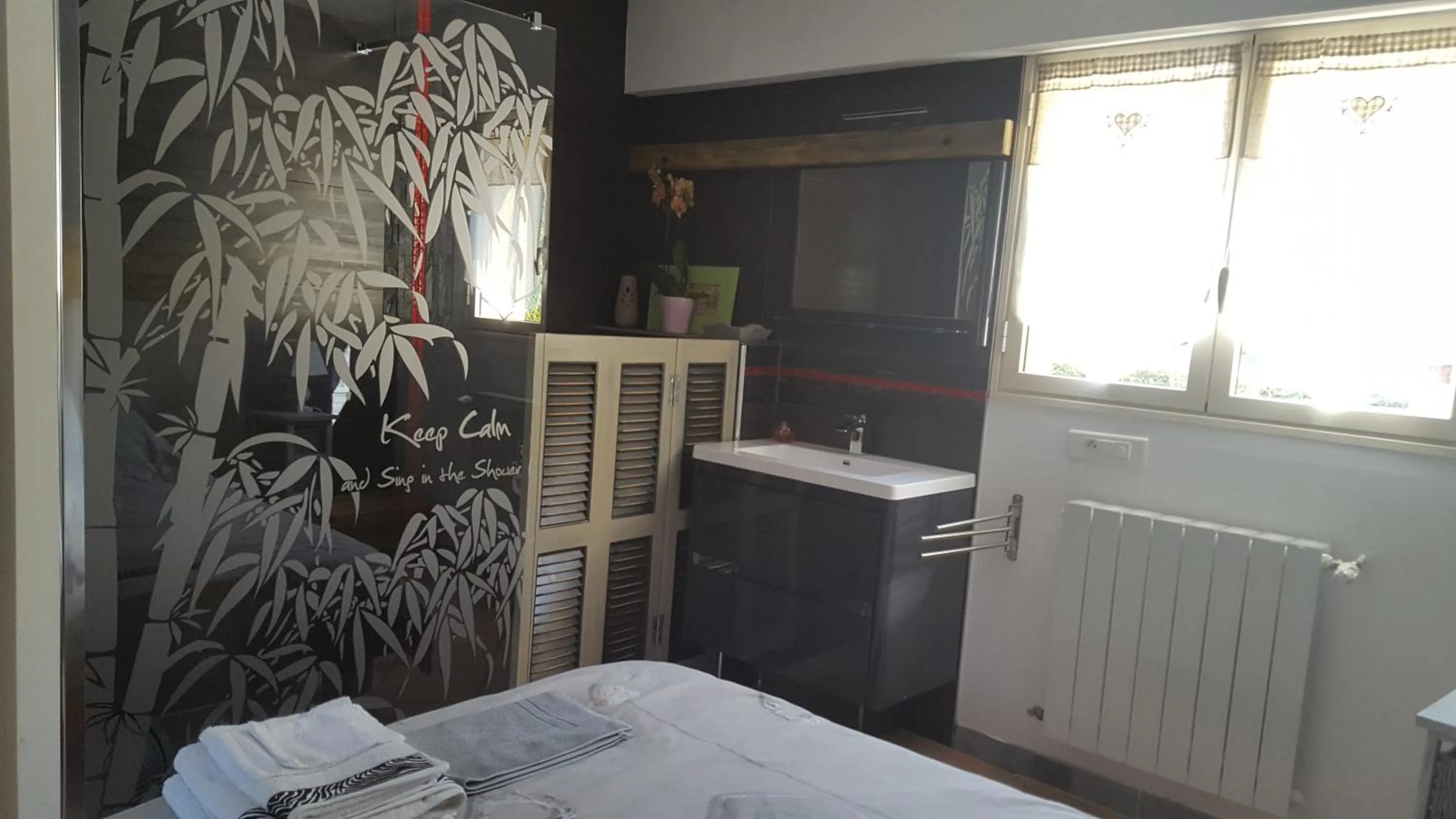 Bathroom, Bed in Les Bambous B&B