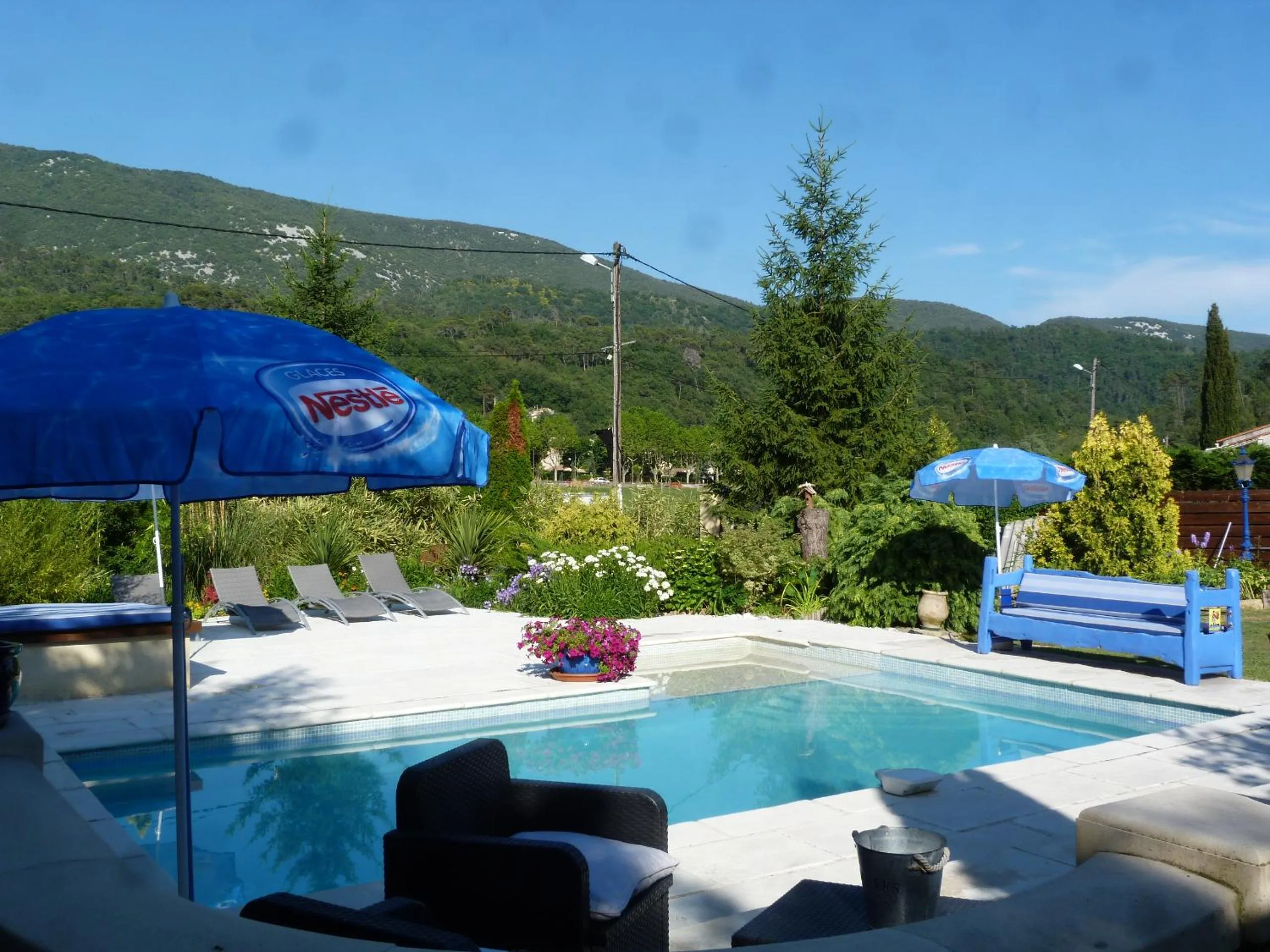 Swimming pool in Les Bambous B&B