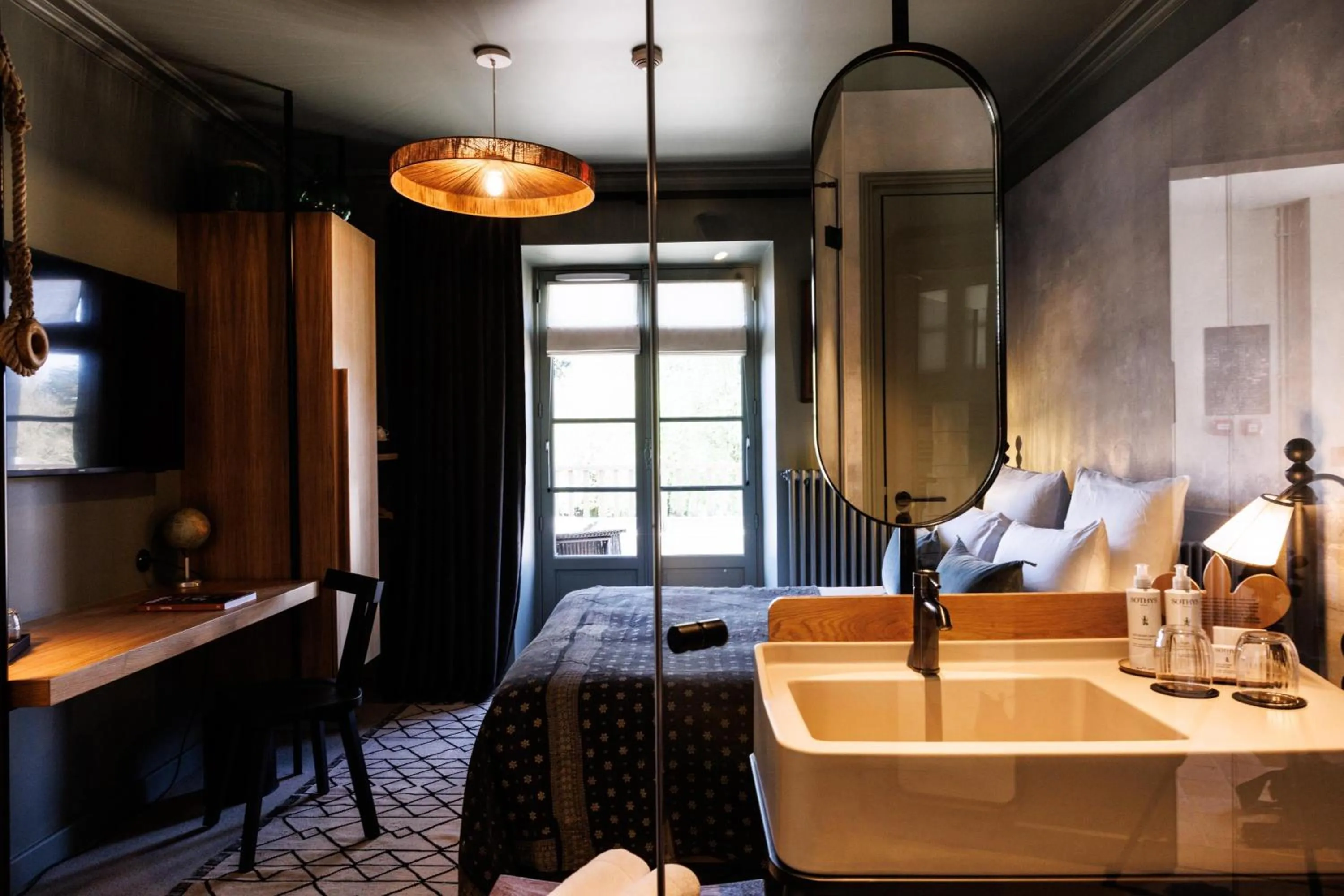 Bathroom, Bed in Domaine de Locguénolé & Spa - Relais & Chateaux