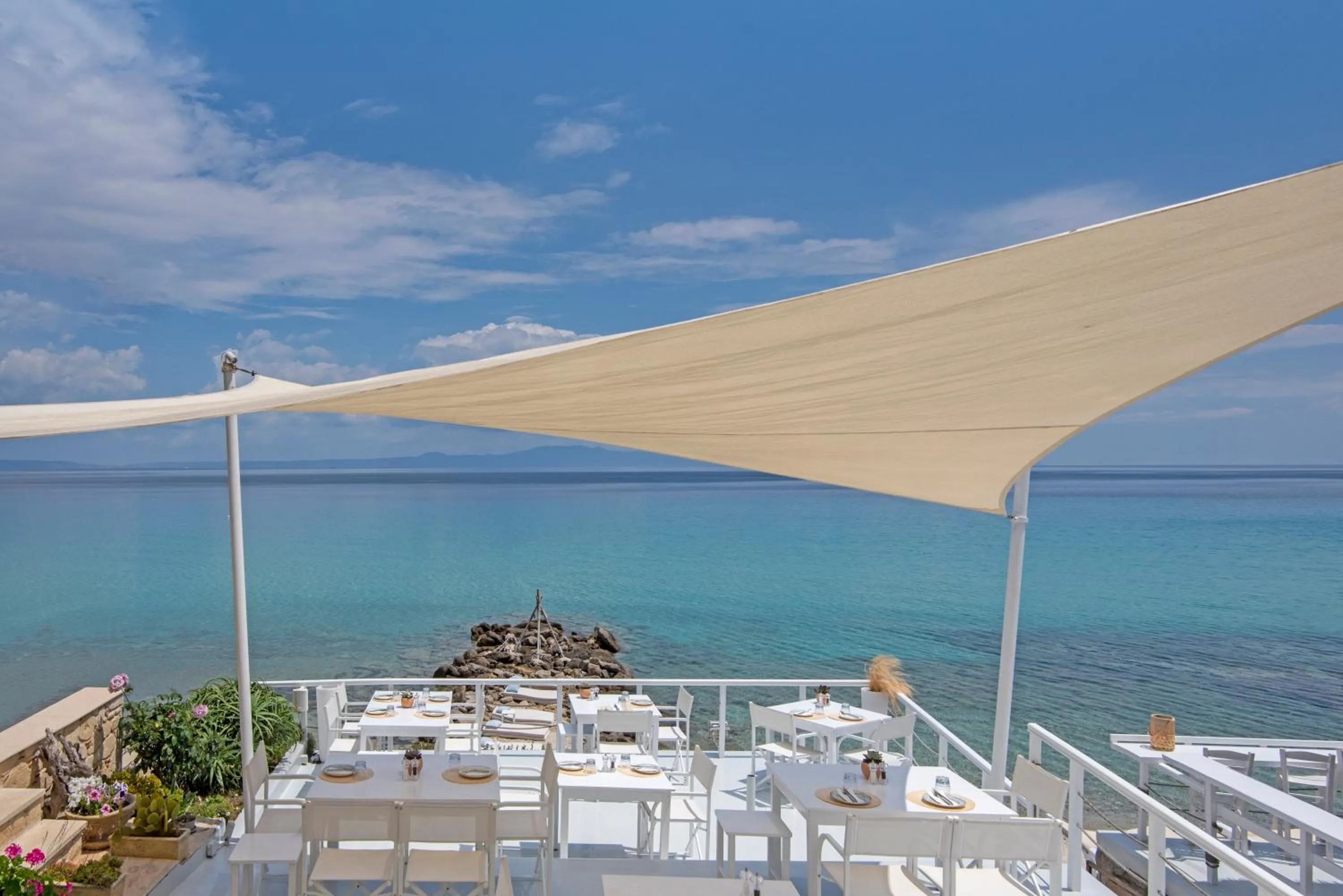 Restaurant/places to eat in White Suites Resort- Adults Only Hotel