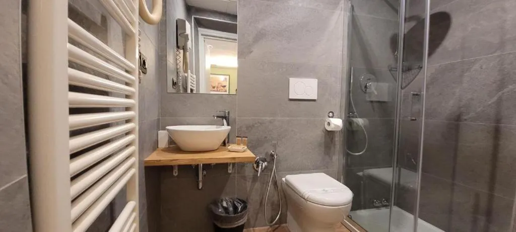 Bathroom in Hotel Camilla Guelfa