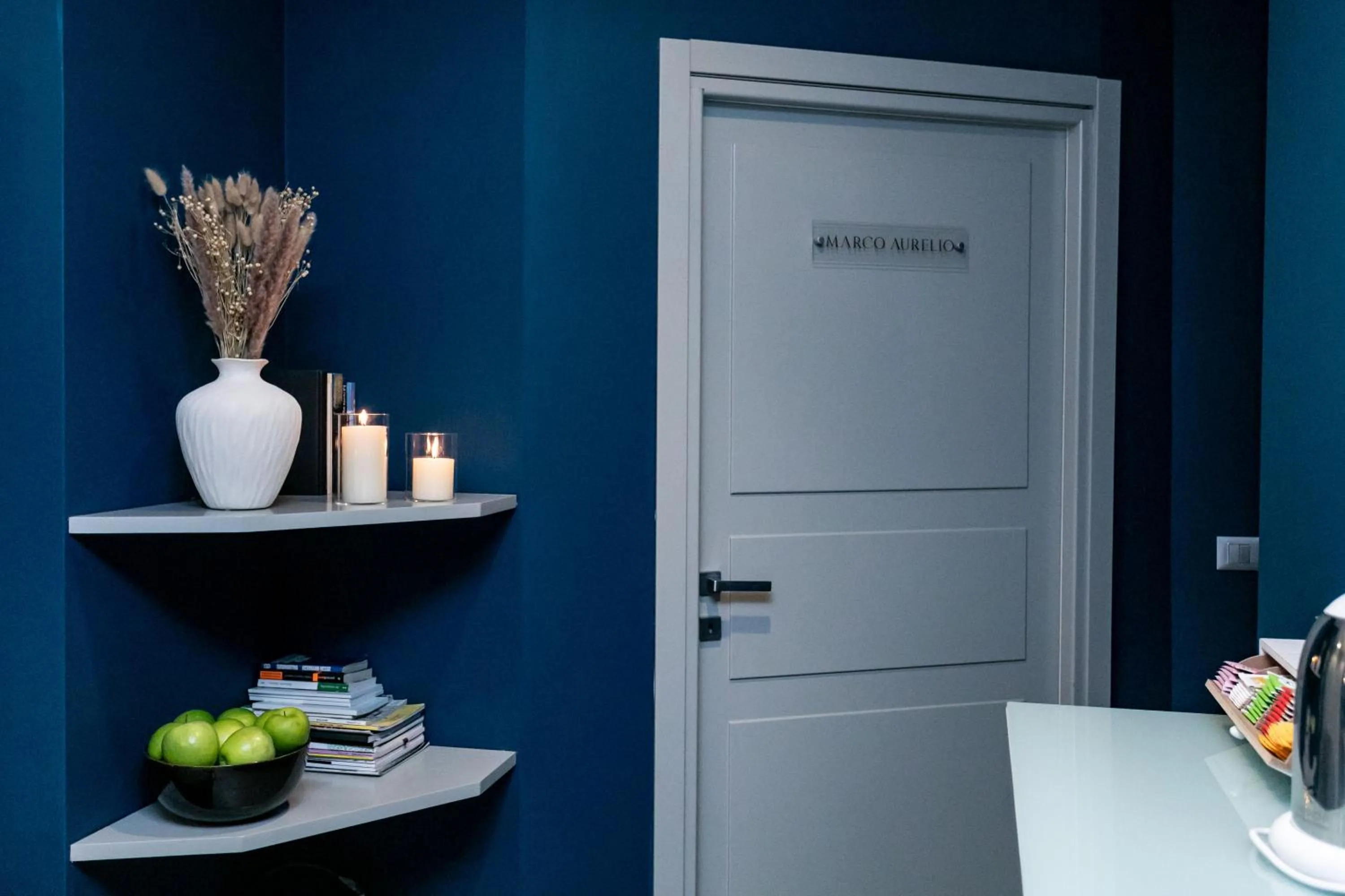 Library in Cesare ai Cavalieri Suites