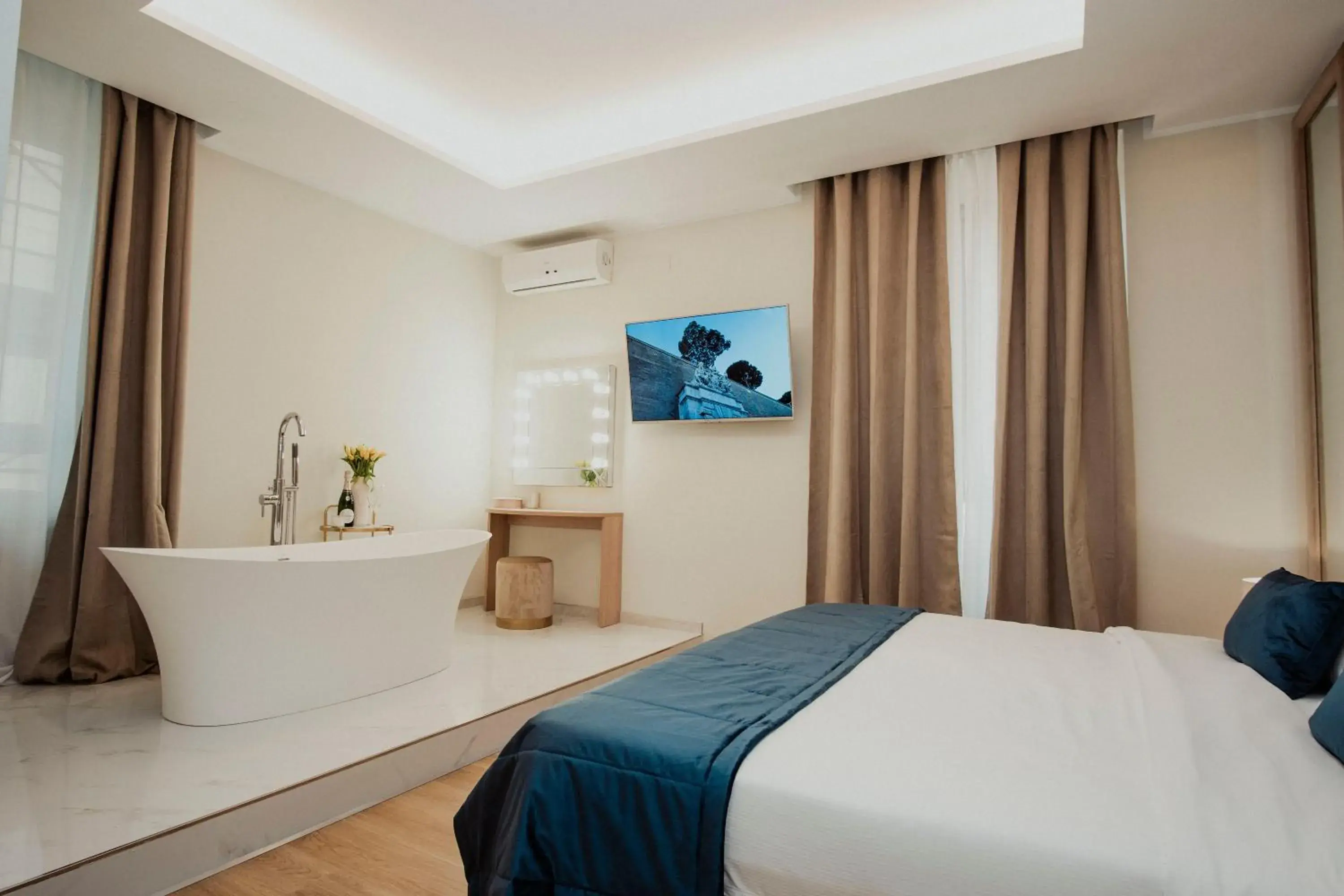 TV and multimedia, Bed in Cesare ai Cavalieri Suites TV and multimedia, Bed in Cesare ai Cavalieri Suites