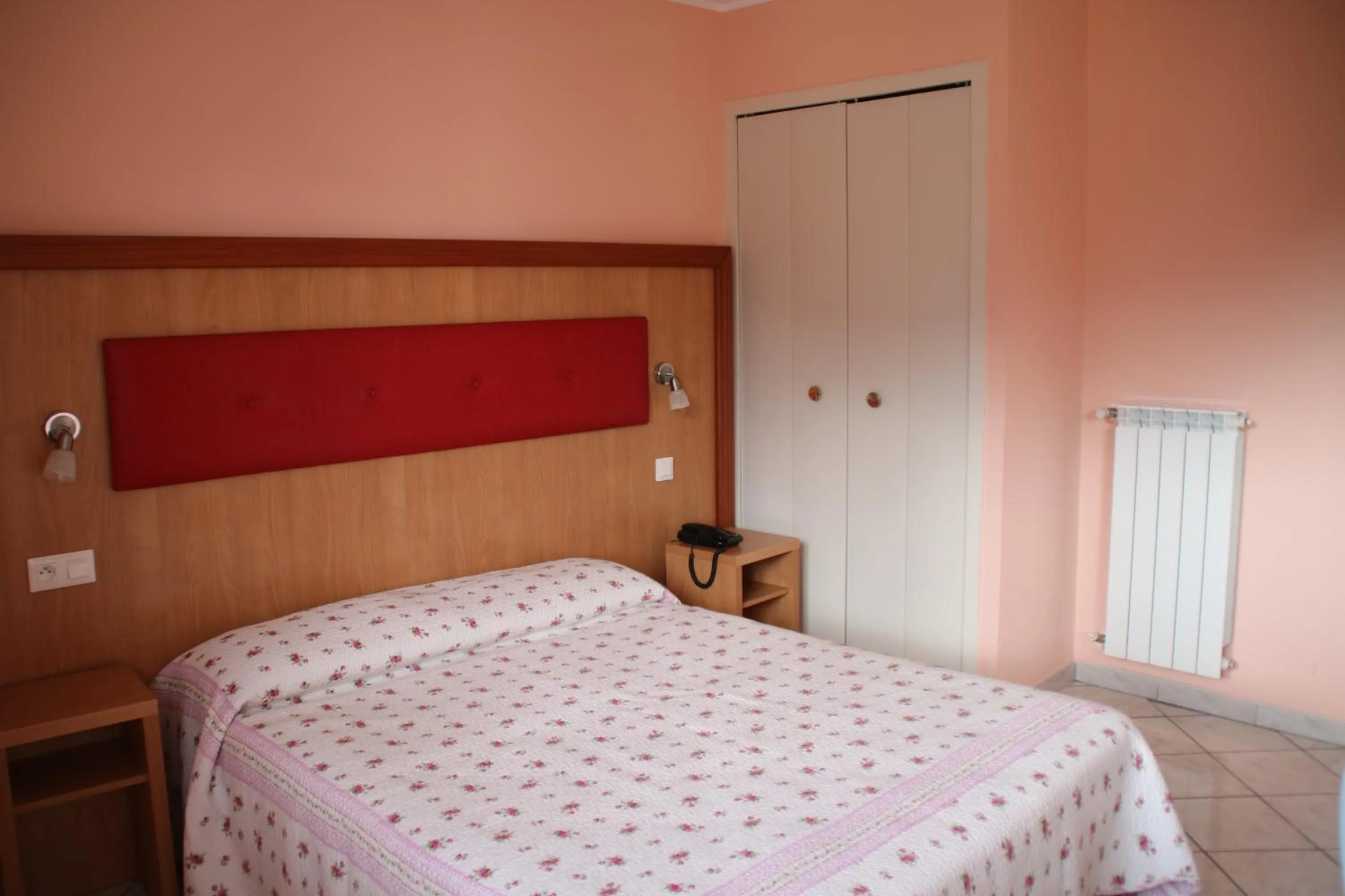 Photo of the whole room, Bed in Hôtel Lutetia