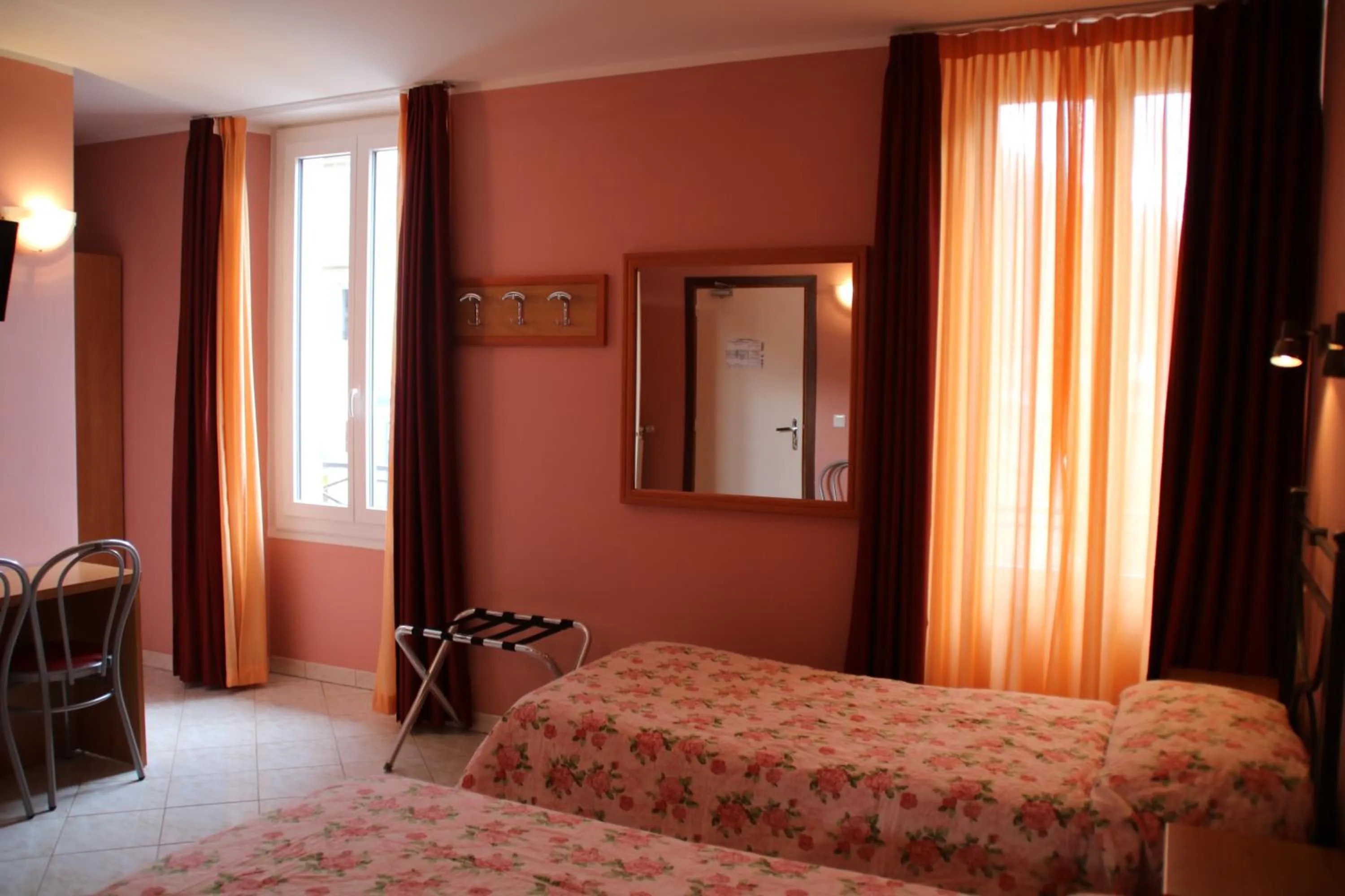 Photo of the whole room, Bed in Hôtel Lutetia