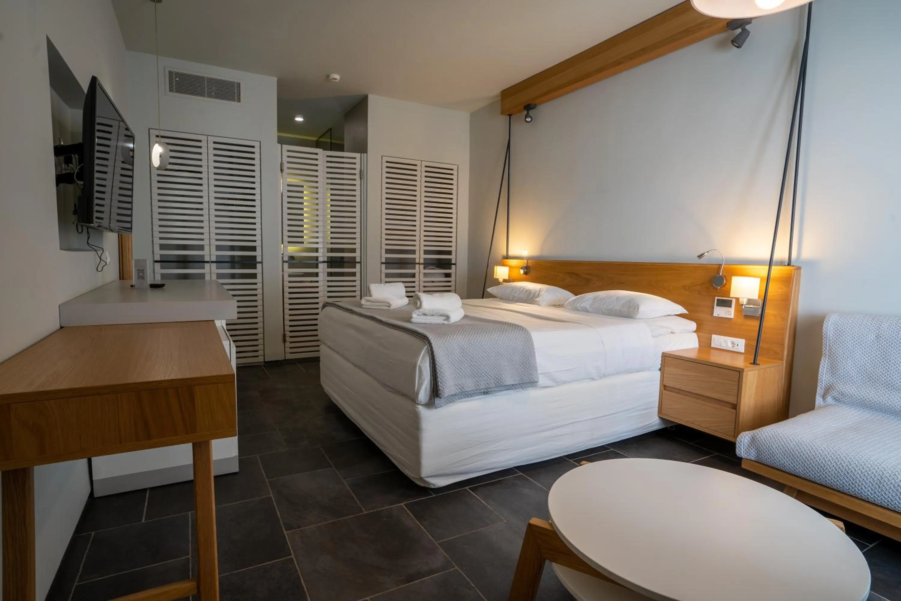 Photo of the whole room, Bed in Meltemi Excelsior Suites