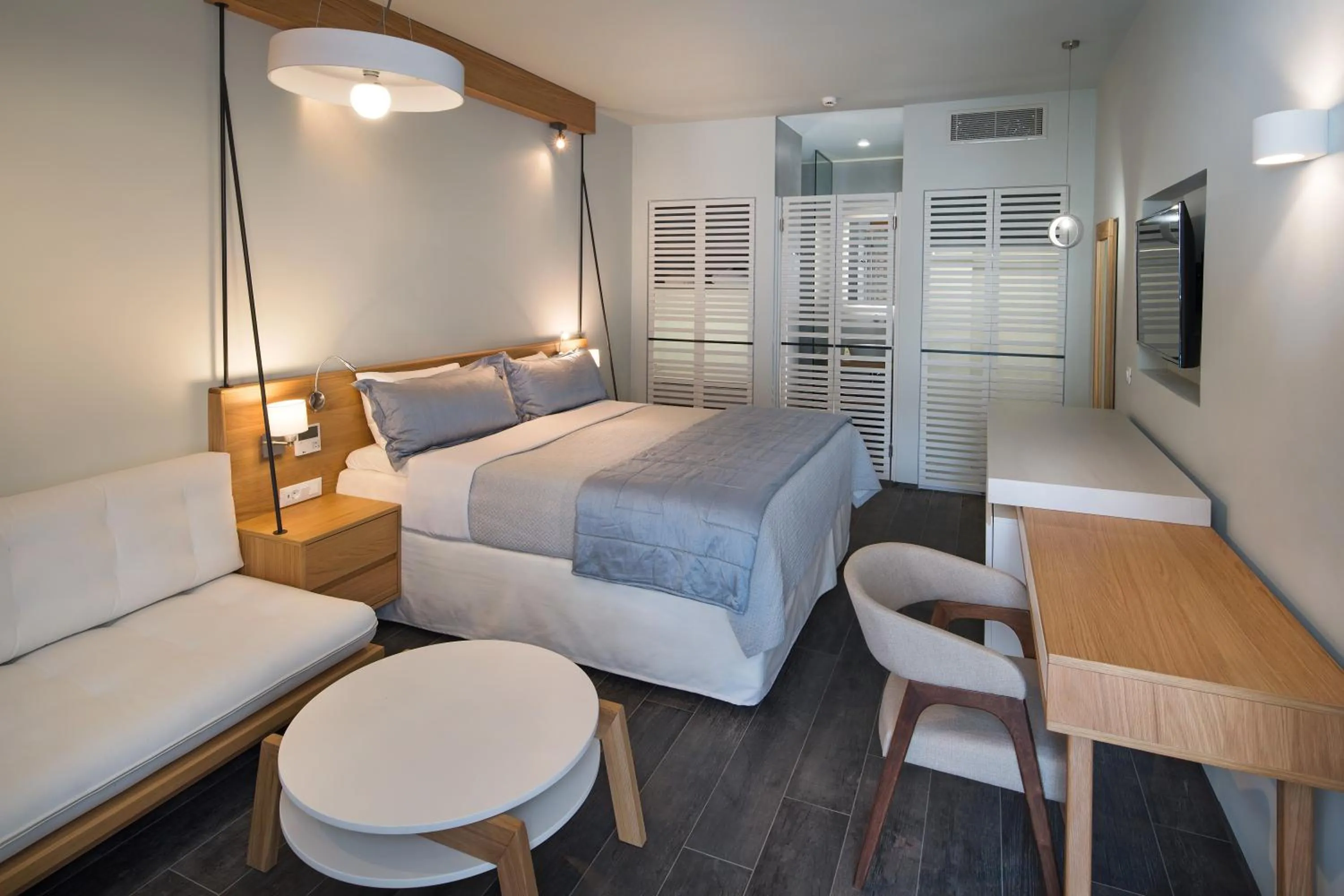 Photo of the whole room, Bed in Meltemi Excelsior Suites