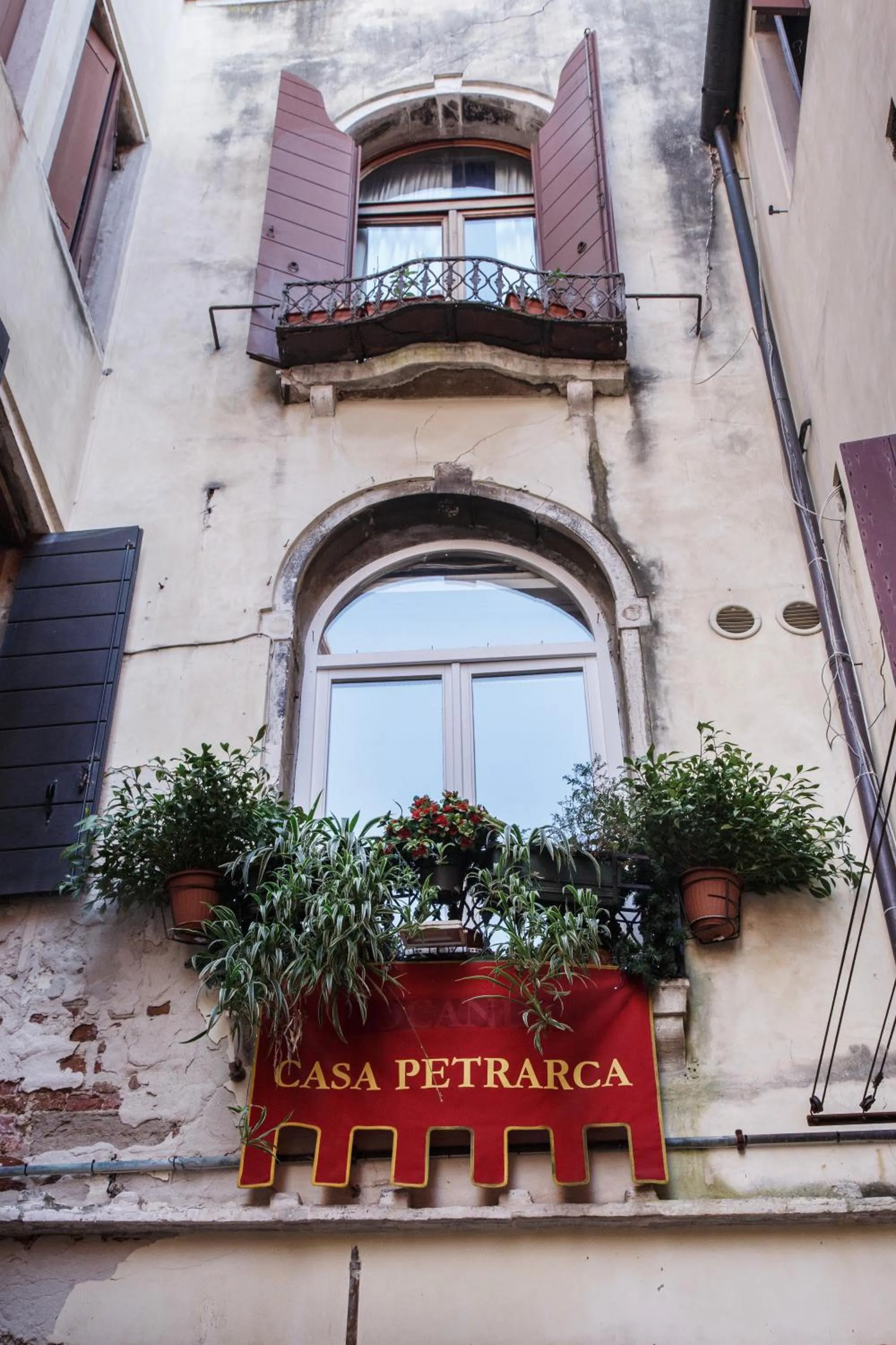 Property building in Hotel Casa Petrarca