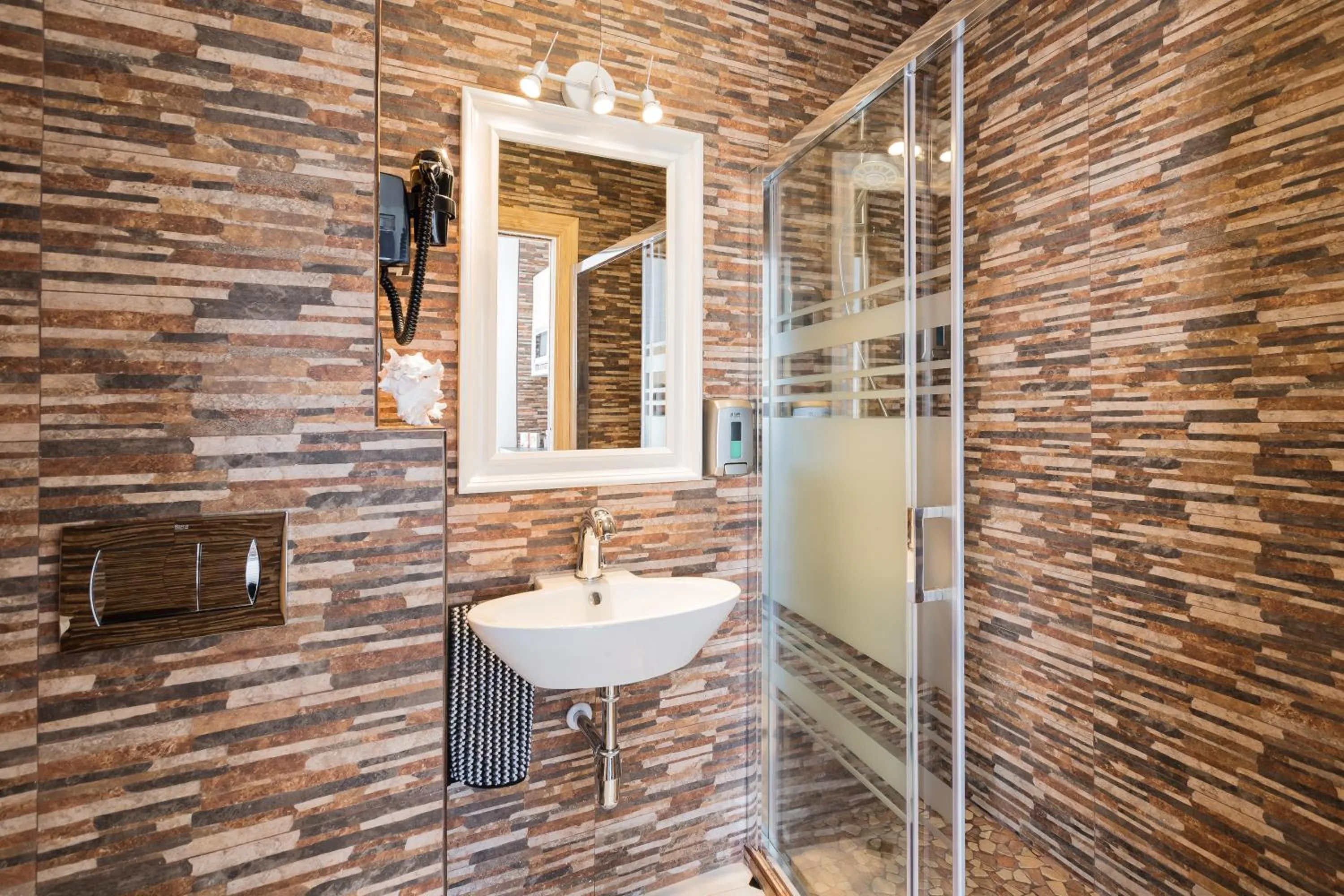 Shower in Salamandra Plaza