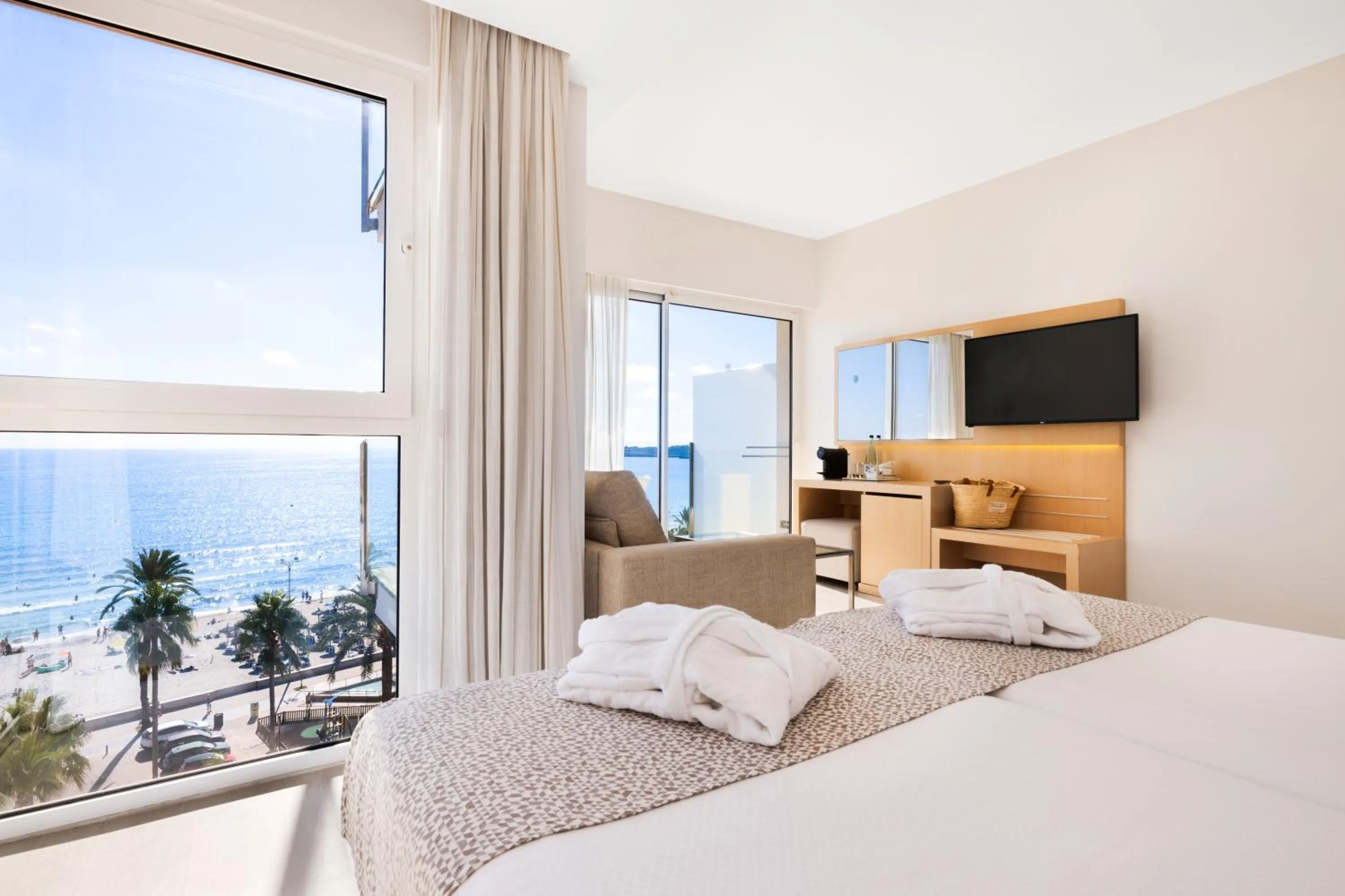 Photo of the whole room, Bed in CM Playa del Moro