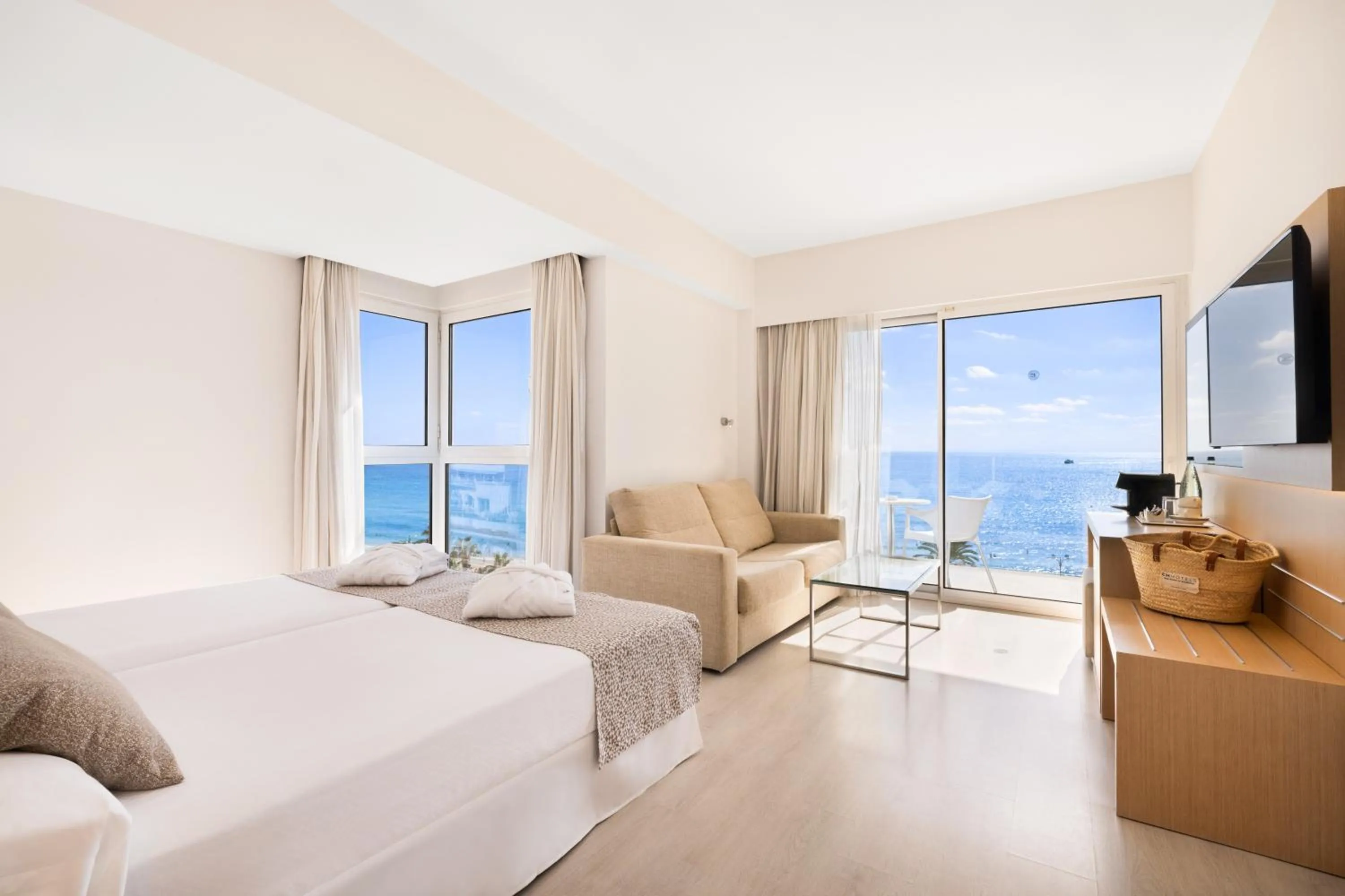 Photo of the whole room, Bed in CM Playa del Moro