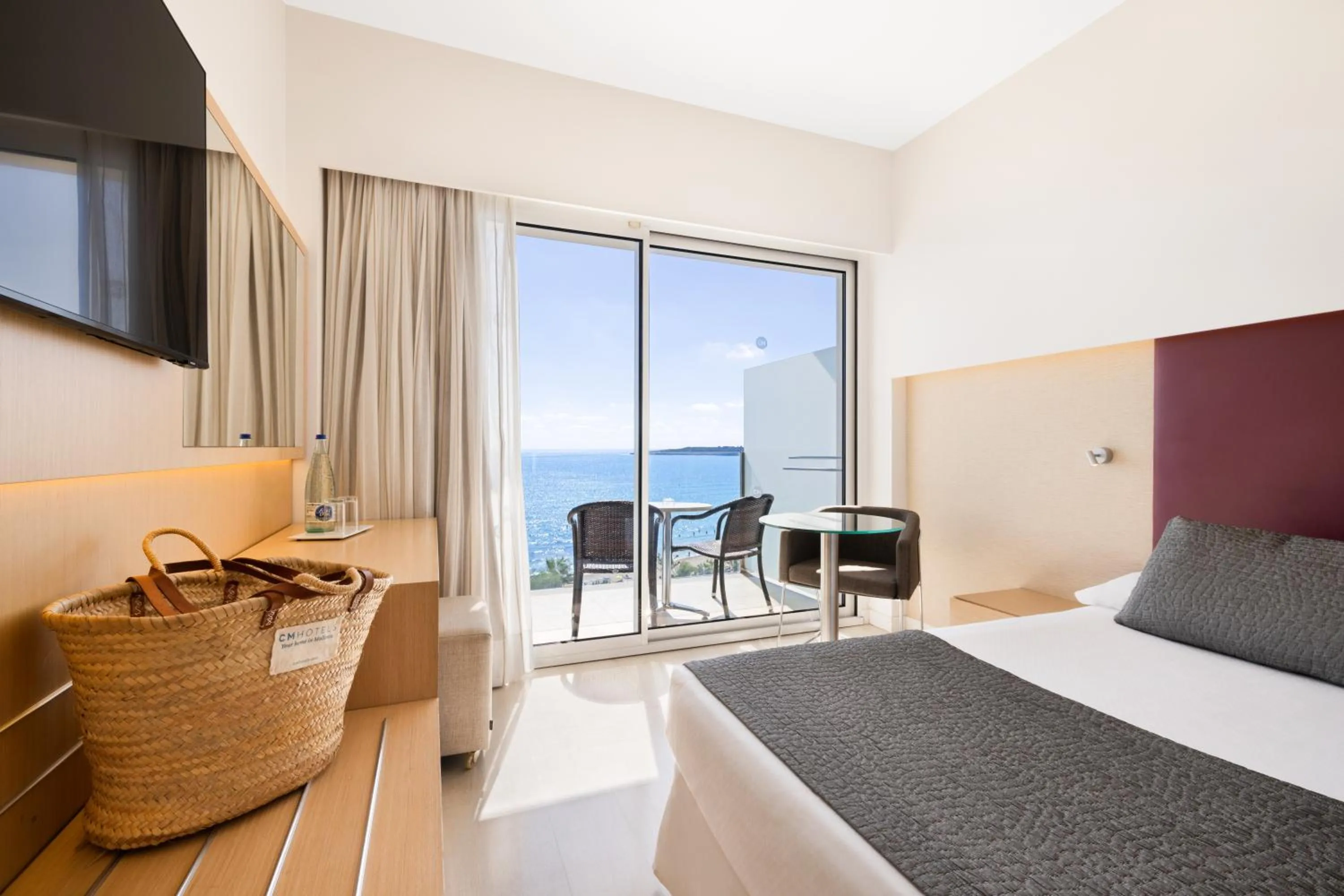 Photo of the whole room, Bed in CM Playa del Moro