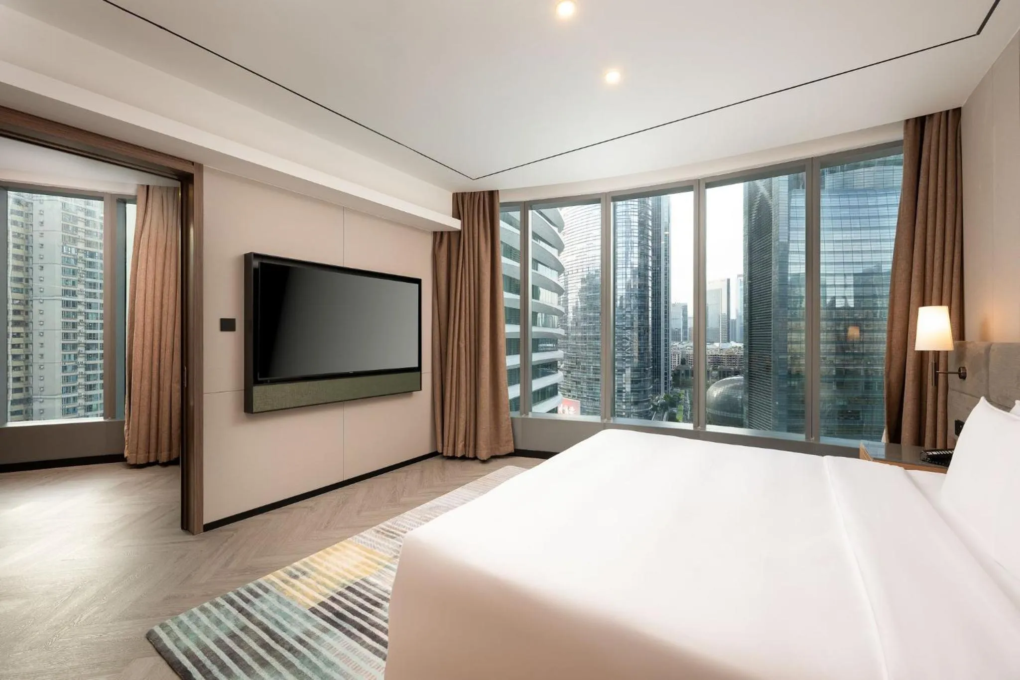 Bedroom, Bed in Holiday Inn Guangzhou Zhujiang New Town