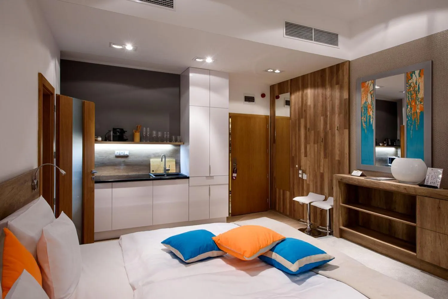 Coffee/tea facilities, Bed in Karoly Corner Residences