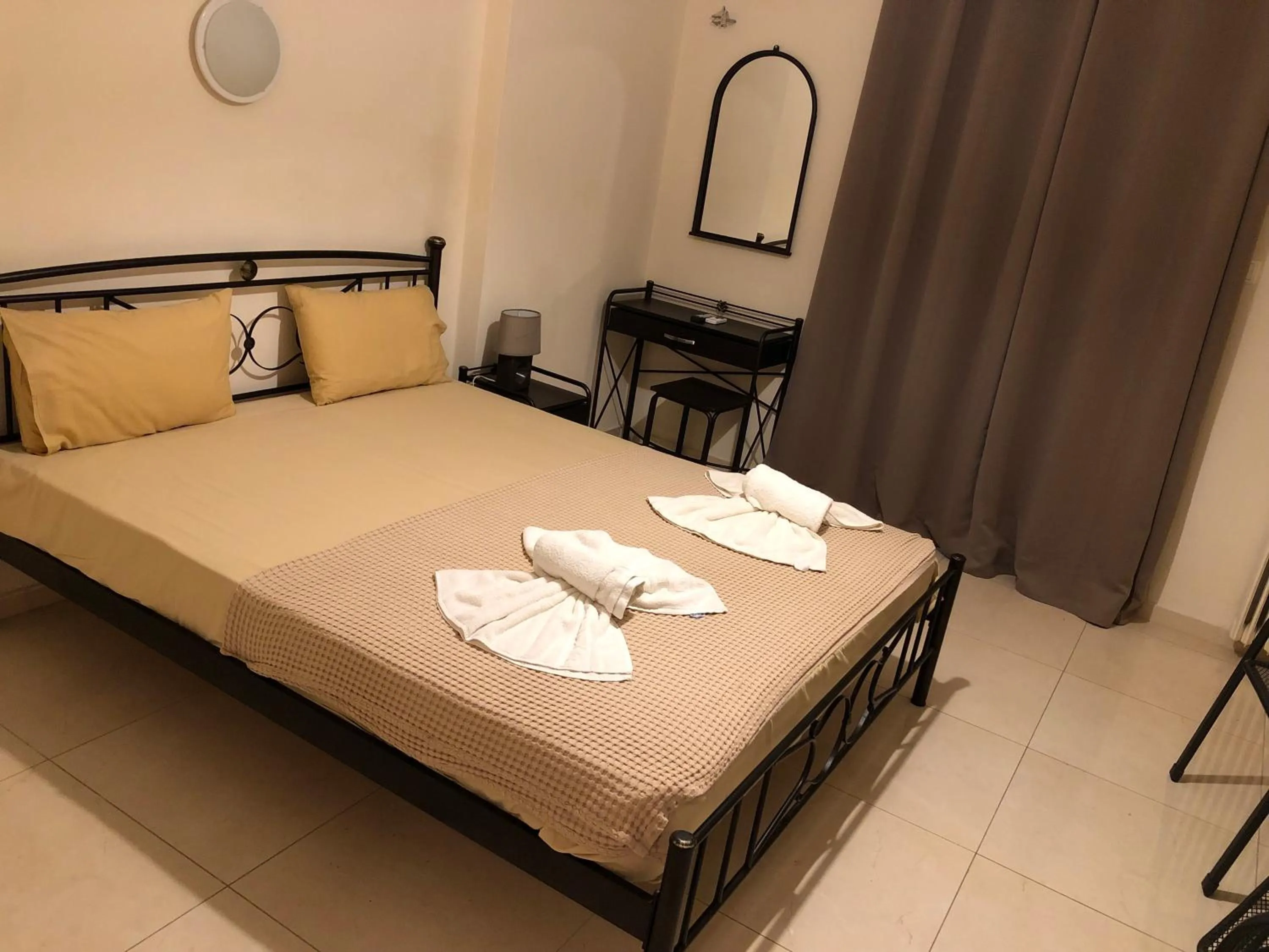 Bed in Nikolakakis Rooms Lavrio