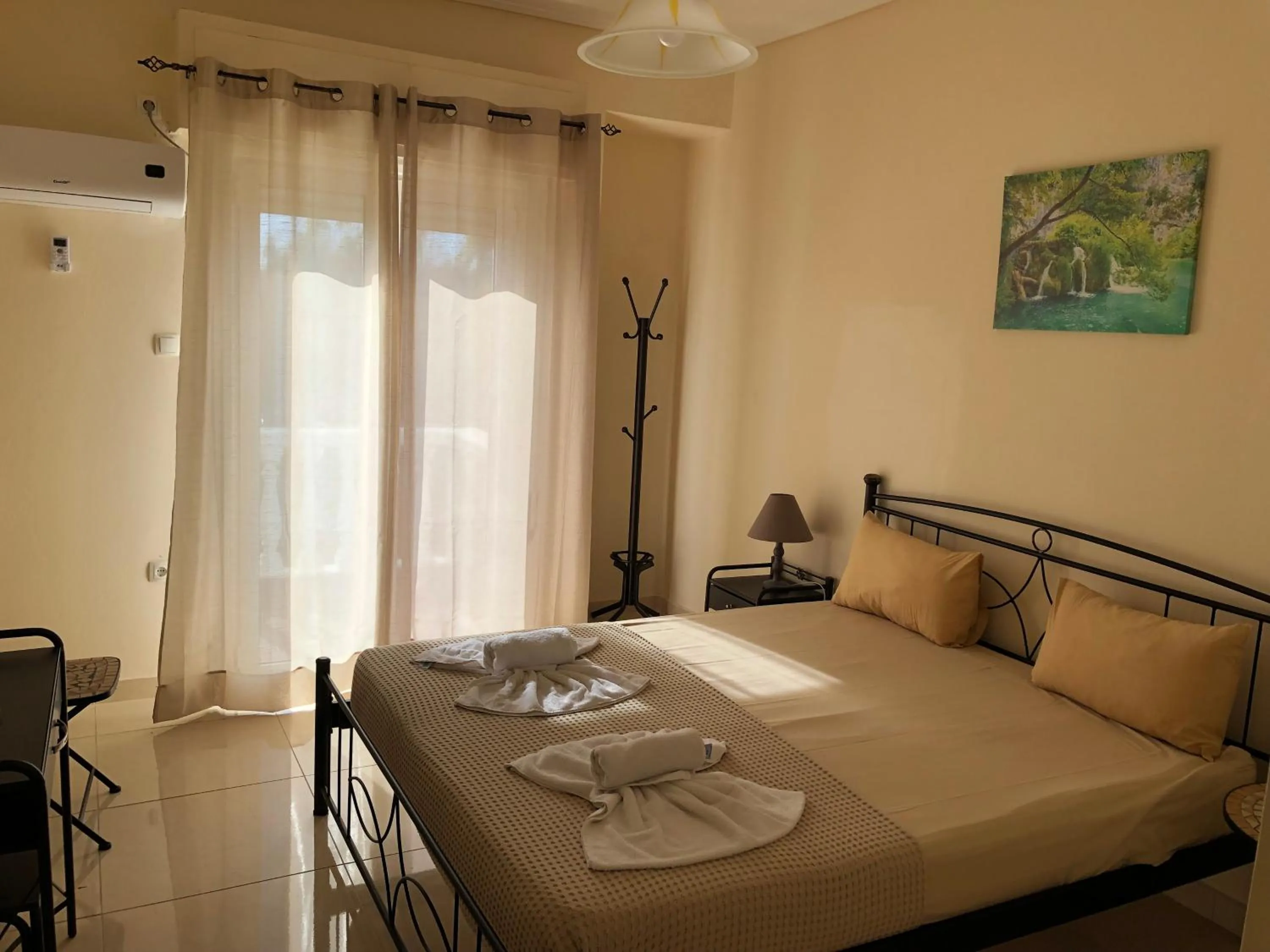 Bed in Nikolakakis Rooms Lavrio