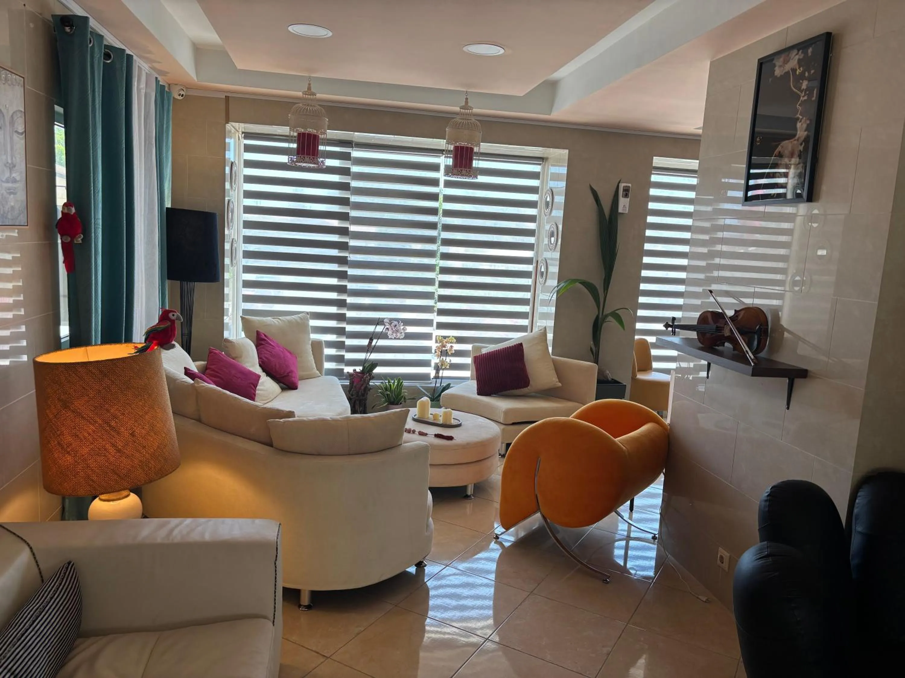 Communal lounge/ TV room in Nikolakakis Rooms Lavrio