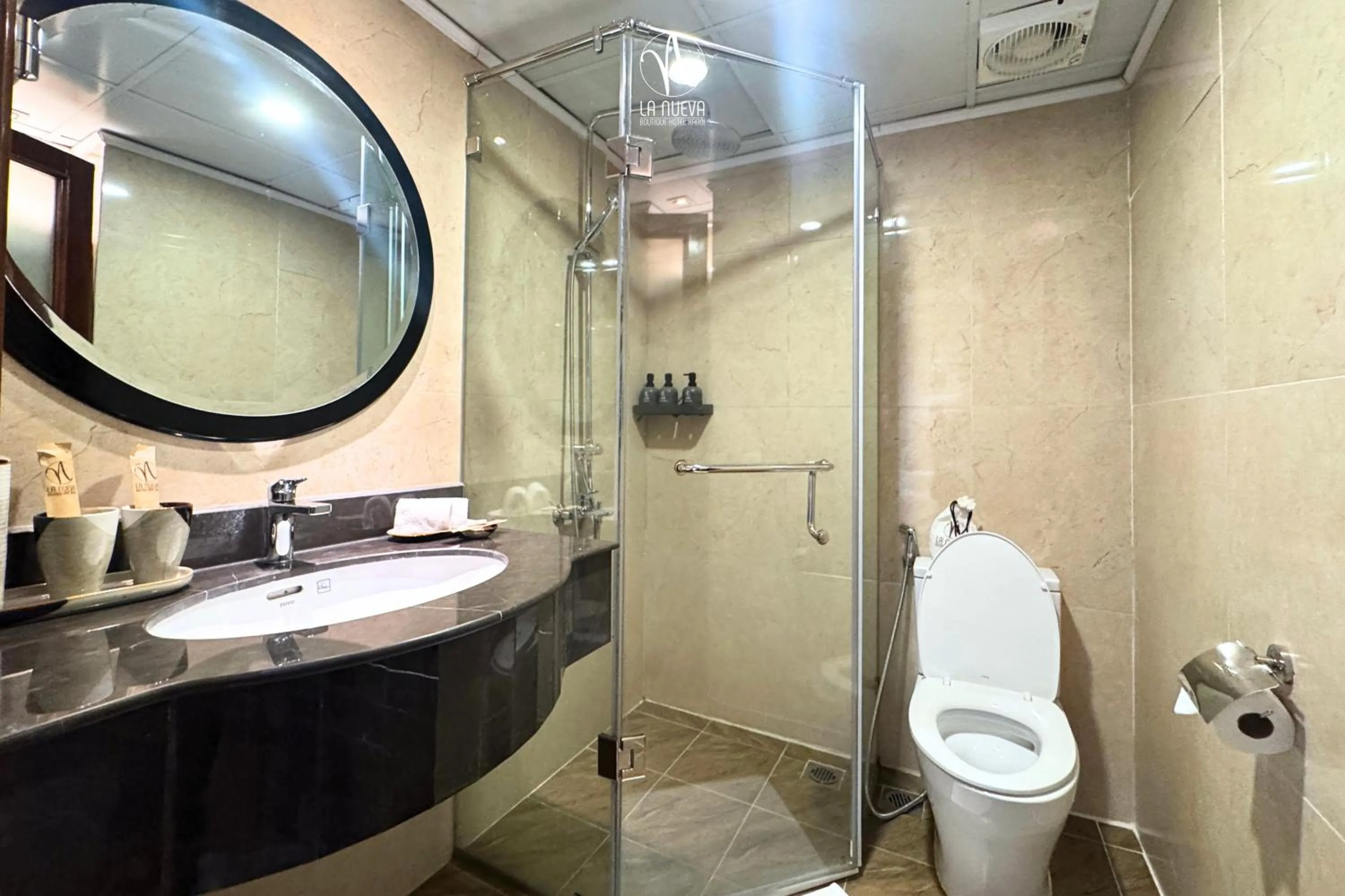 Toilet in La Nueva Boutique Hotel Hanoi & Spa