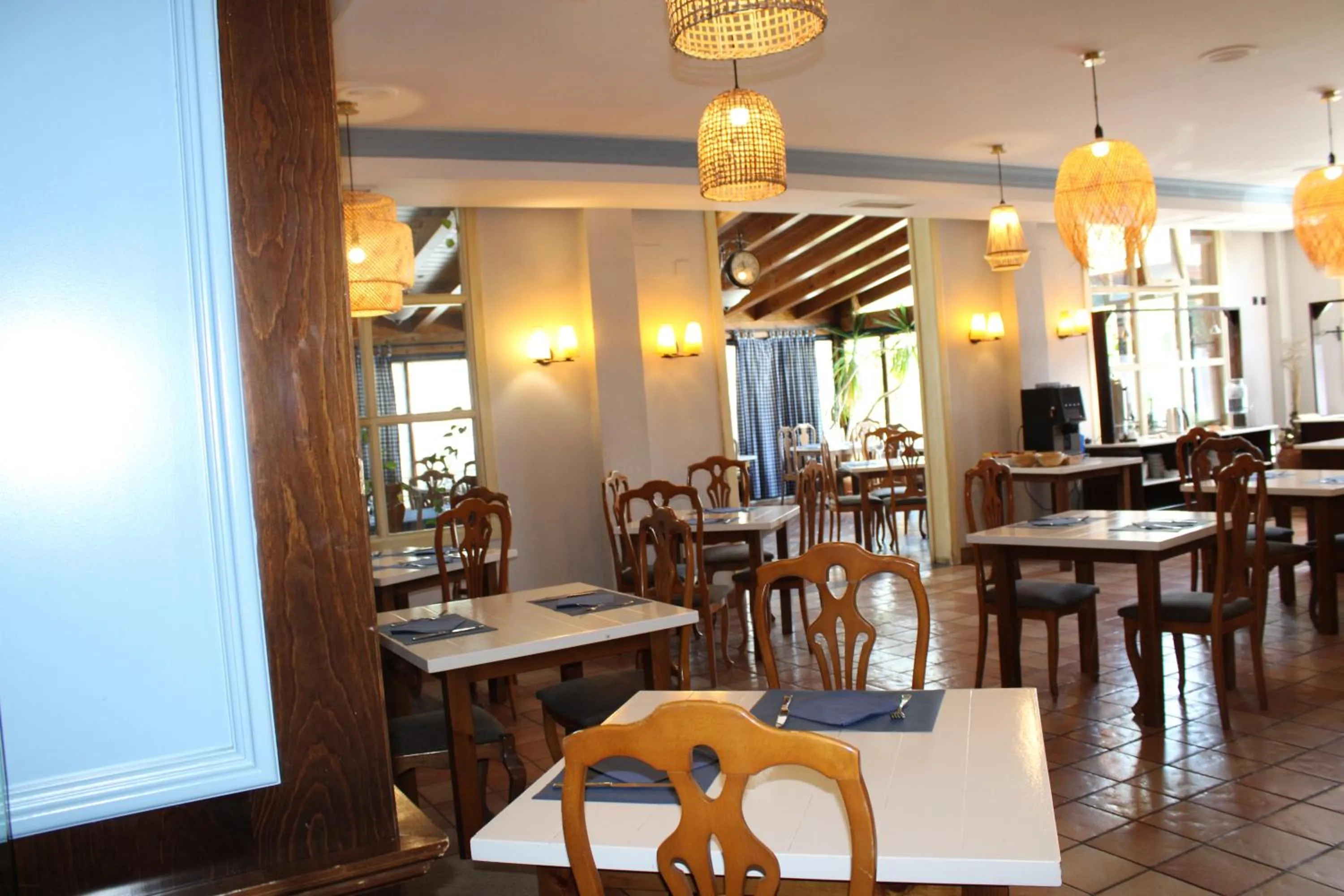 Restaurant/places to eat in Hotel Jakue