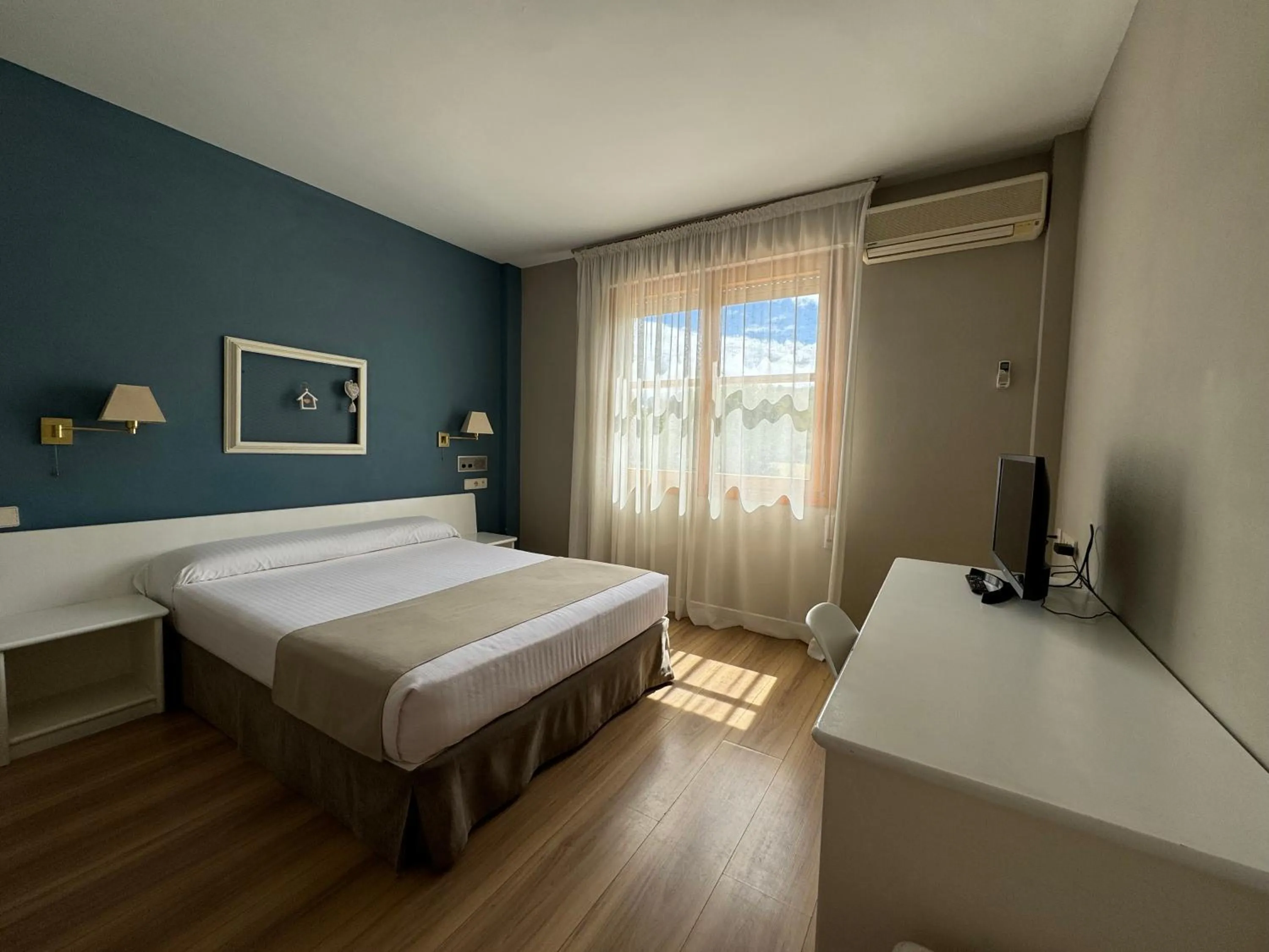 Photo of the whole room, Bed in Hotel Jakue