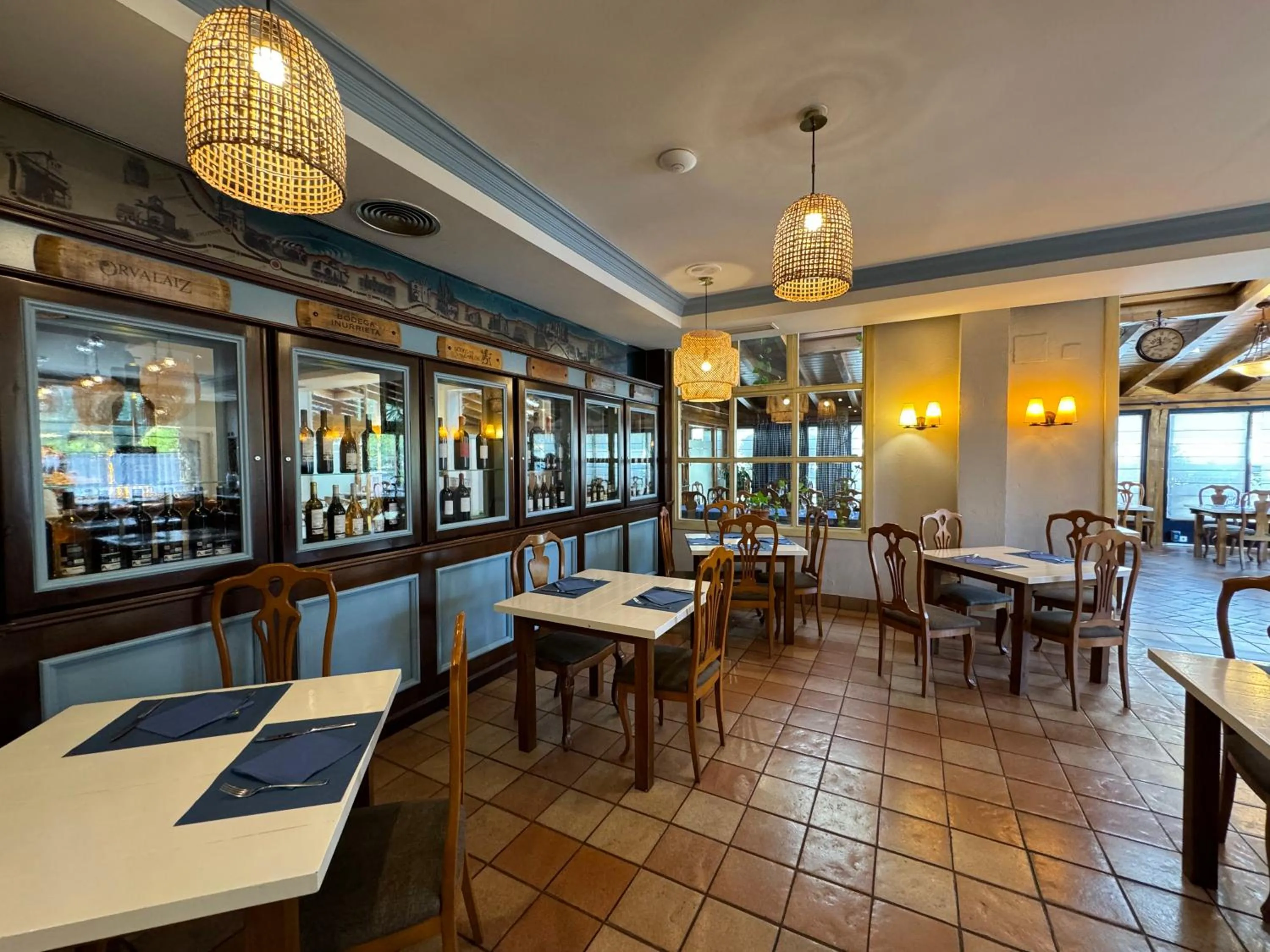 Restaurant/places to eat in Hotel Jakue