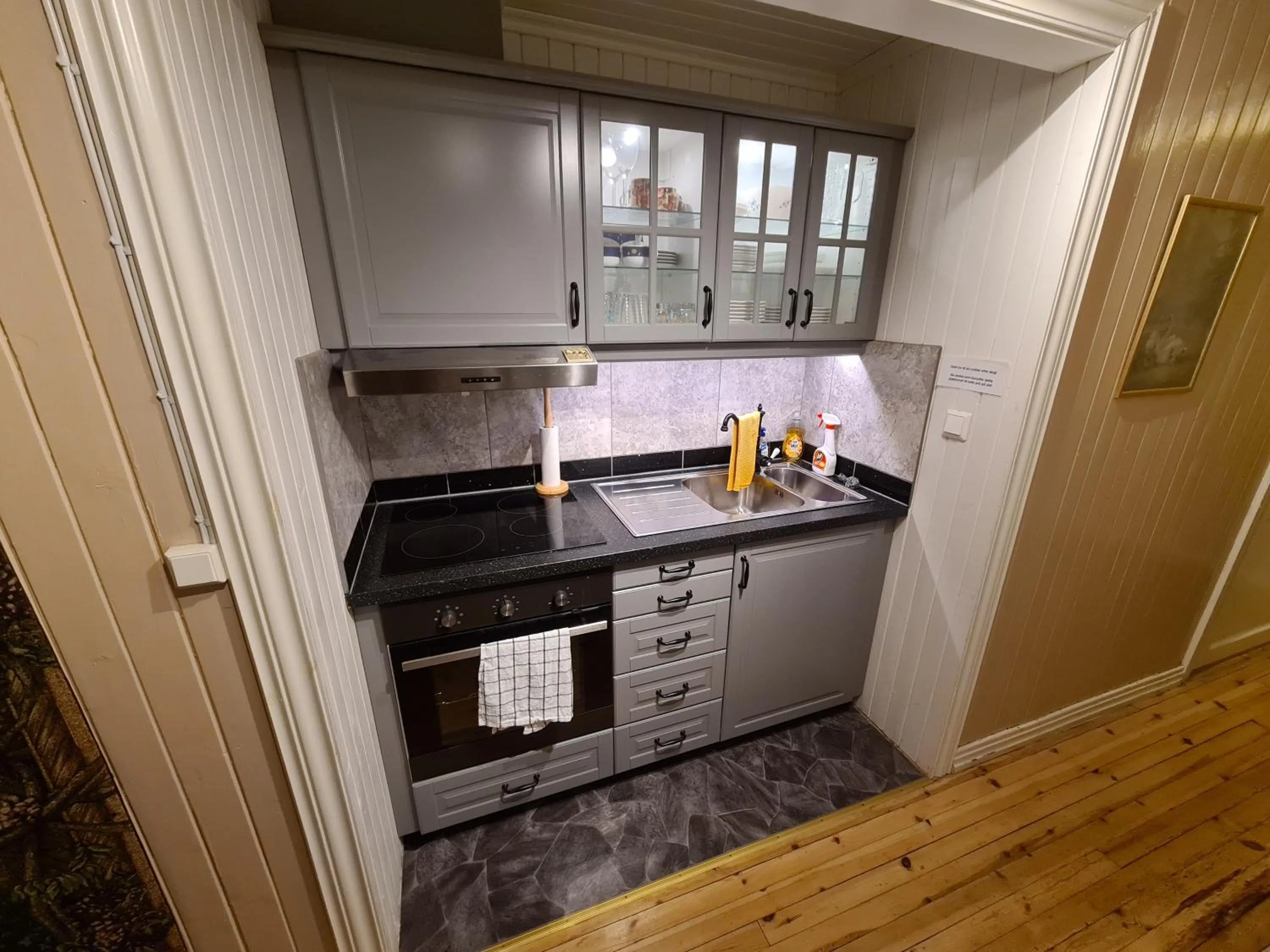 Kitchen or kitchenette in Solheim Overnatting