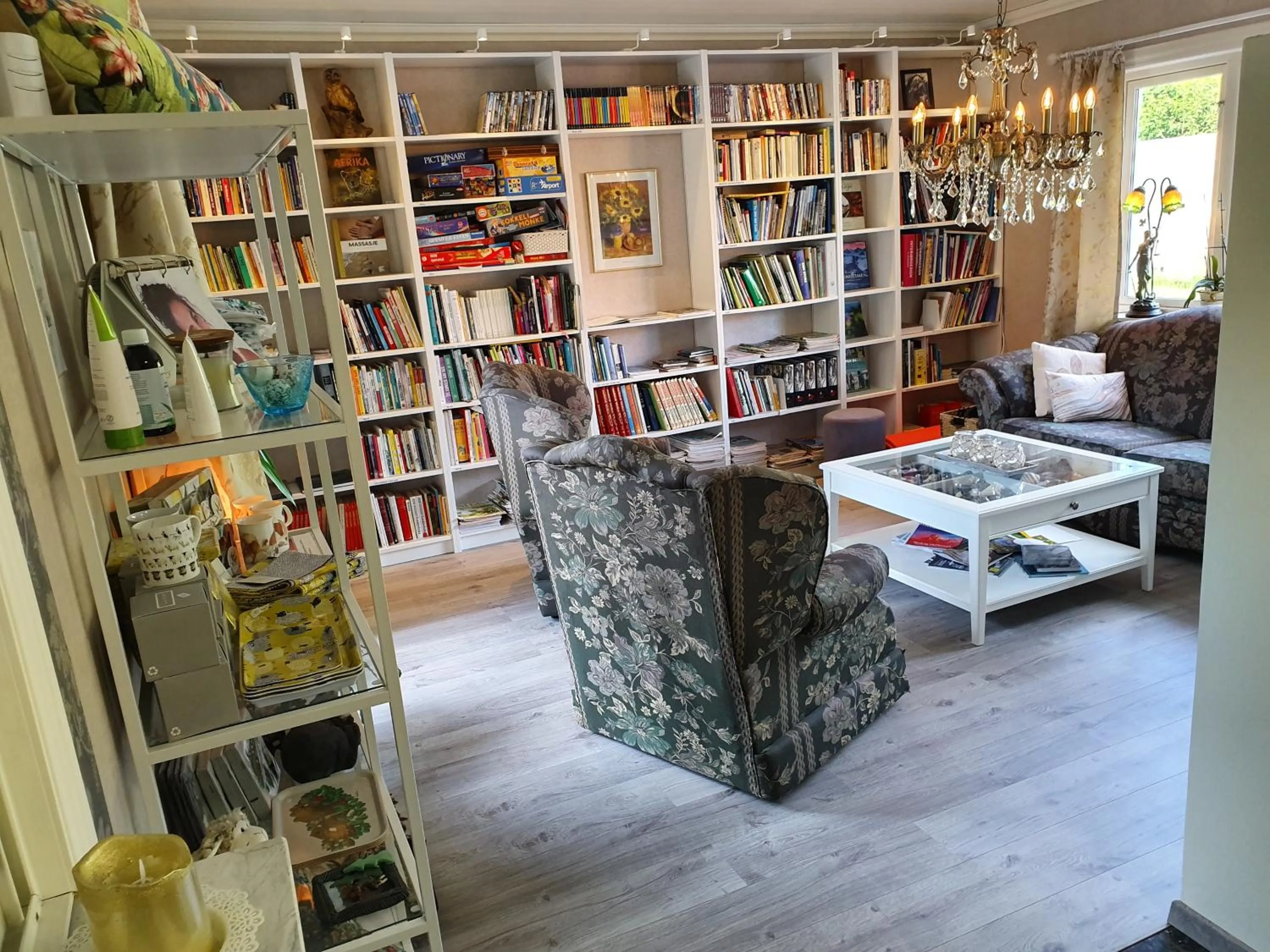 Communal lounge/ TV room in Solheim Overnatting