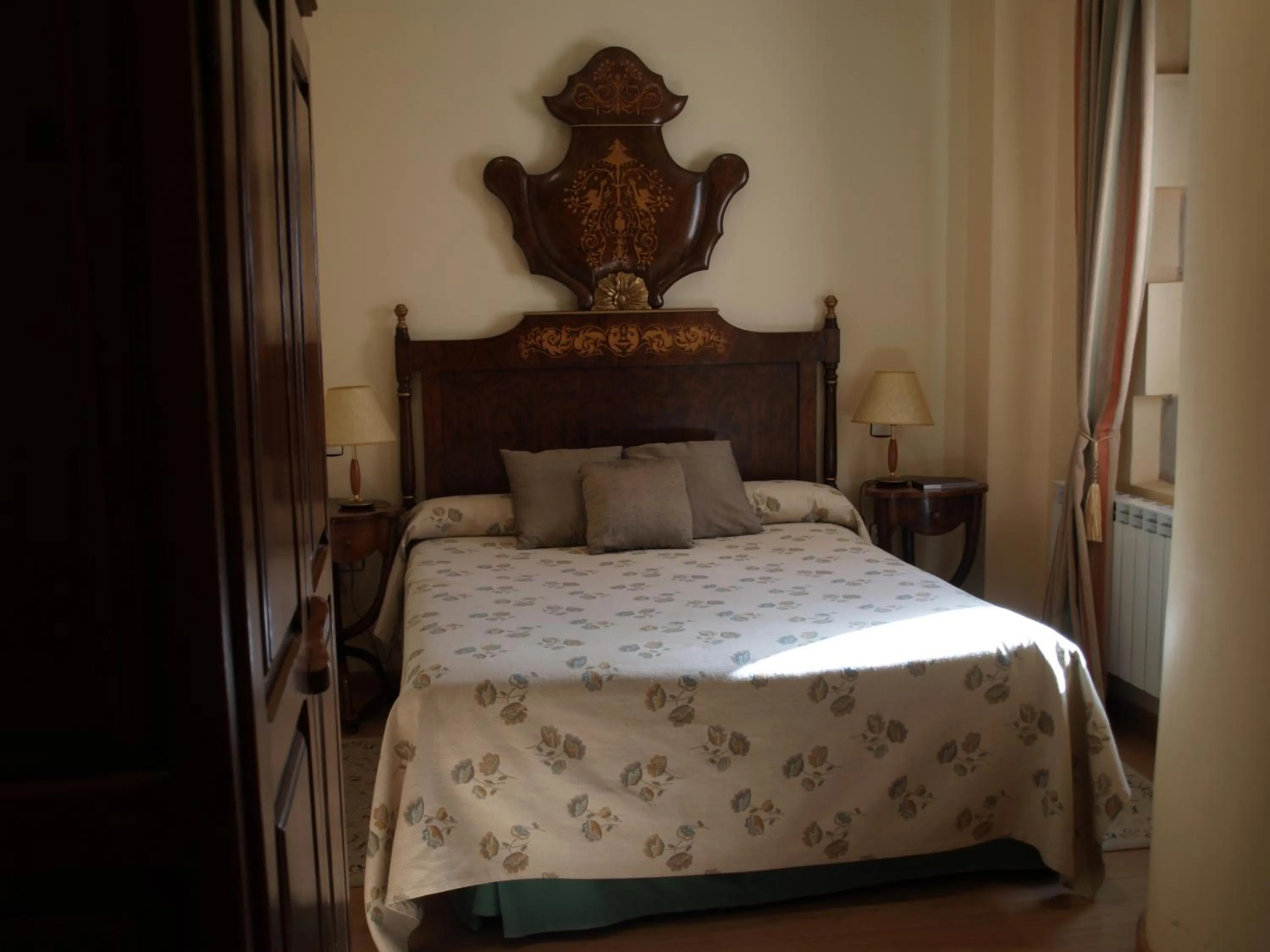Photo of the whole room, Bed in Residencia Real del Castillo de Curiel