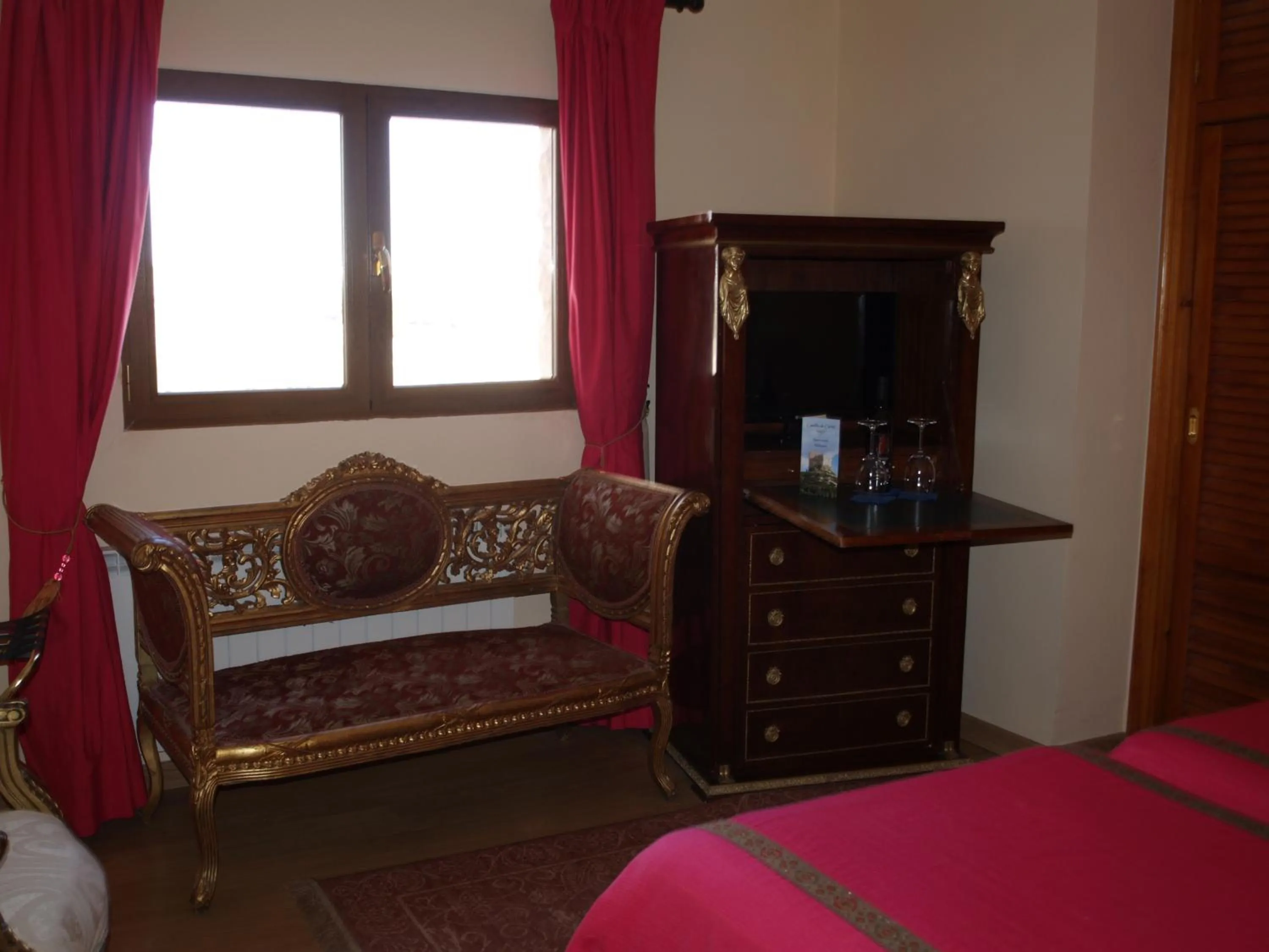 Photo of the whole room, Bed in Residencia Real del Castillo de Curiel