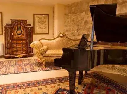 Lounge or bar in Residencia Real del Castillo de Curiel Lounge or bar in Residencia Real del Castillo de Curiel