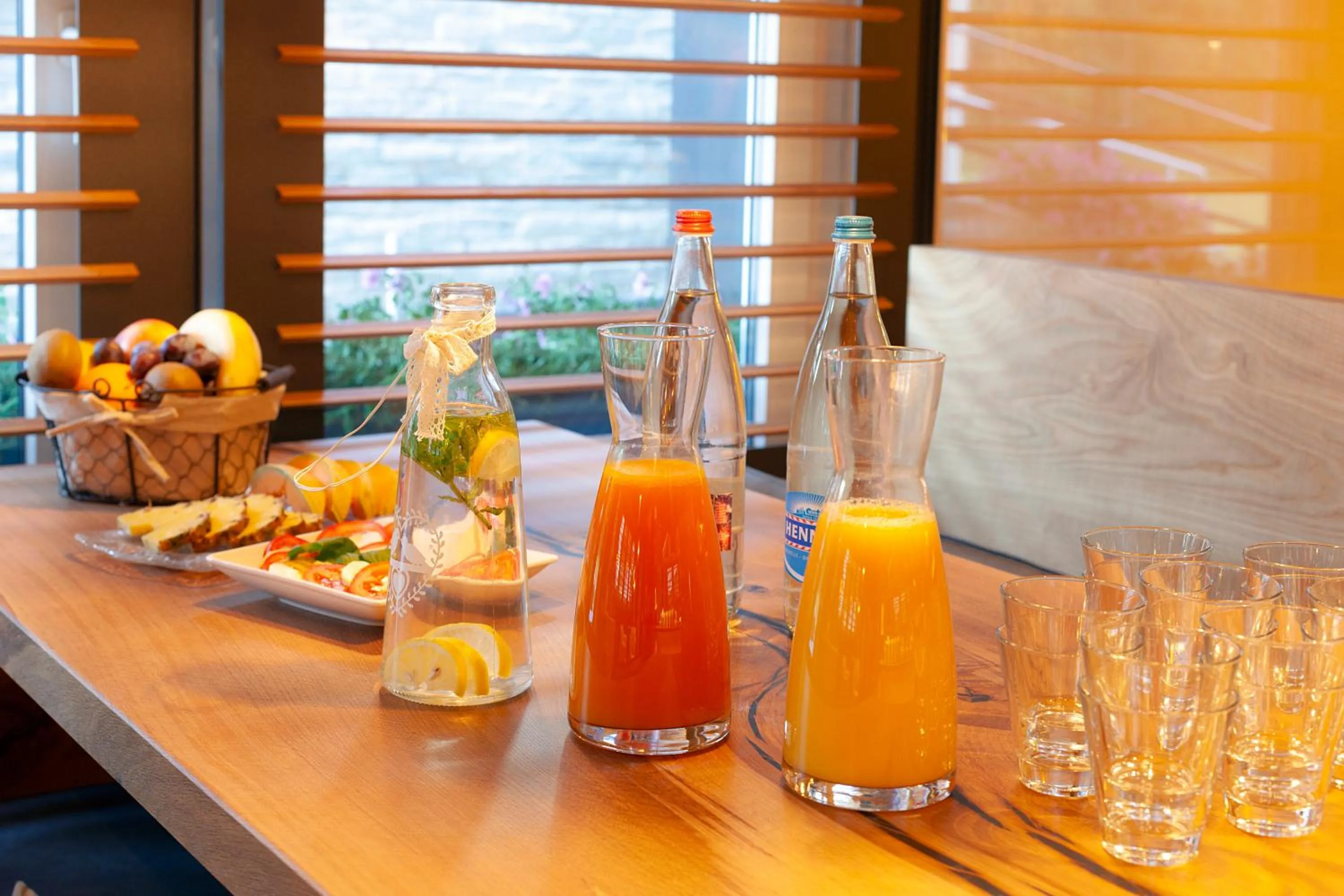 Restaurant/places to eat in Hotel Eden No. 7